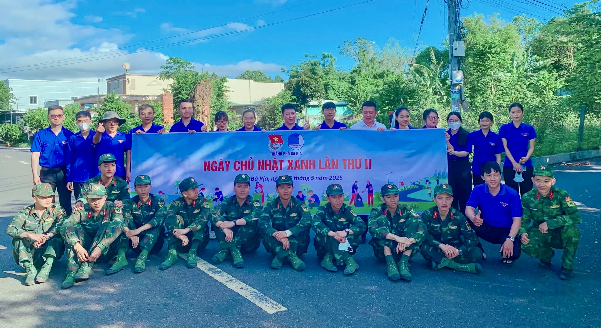 ĐVTN Trung đoàn Minh Đạm và địa phương tham gia chương trình “Ngày chủ nhật xanh”.