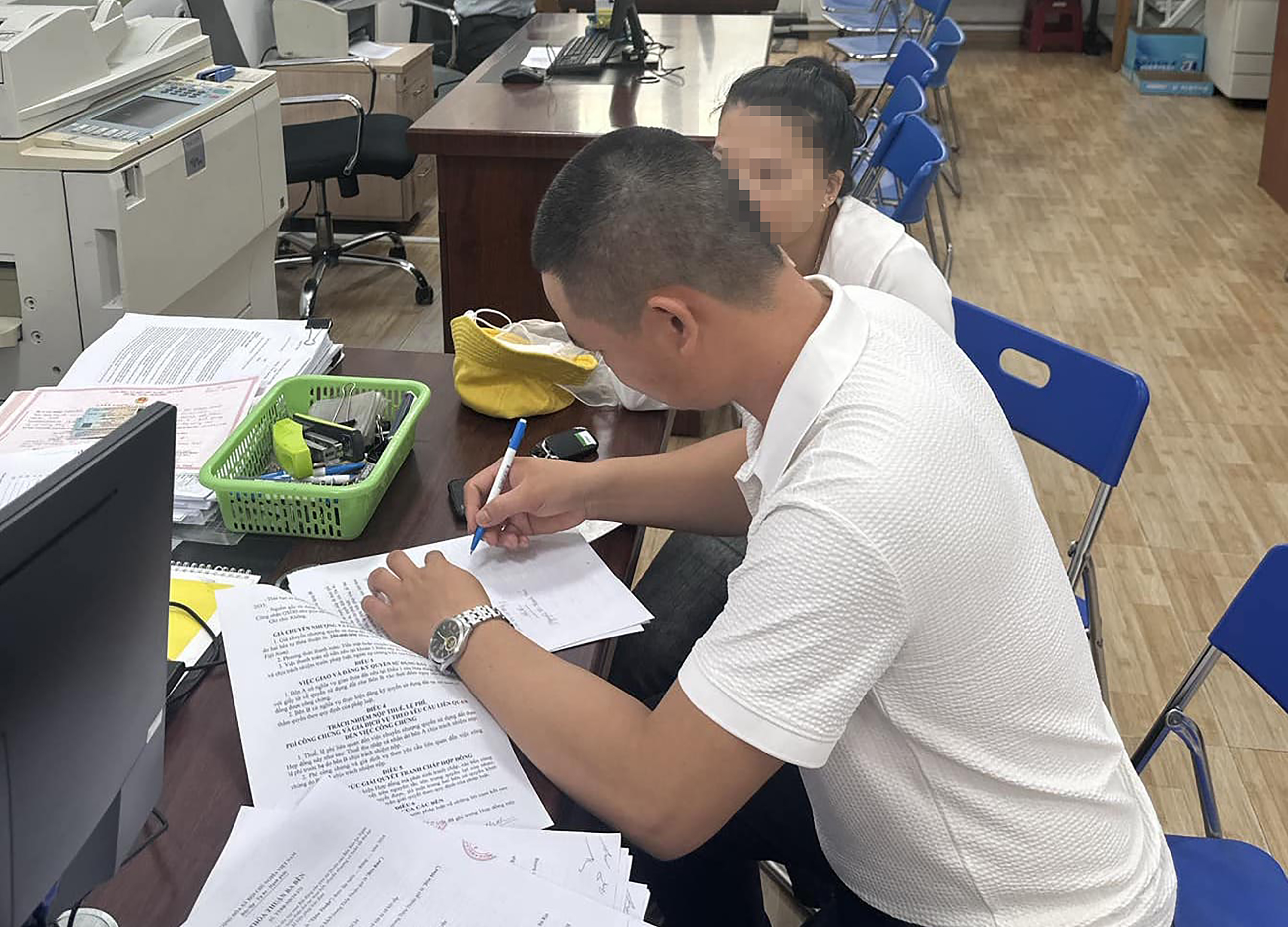 Người dân làm thủ tục công chứng hợp đồng mua bán đất tại văn phòng công chứng (ảnh minh họa).