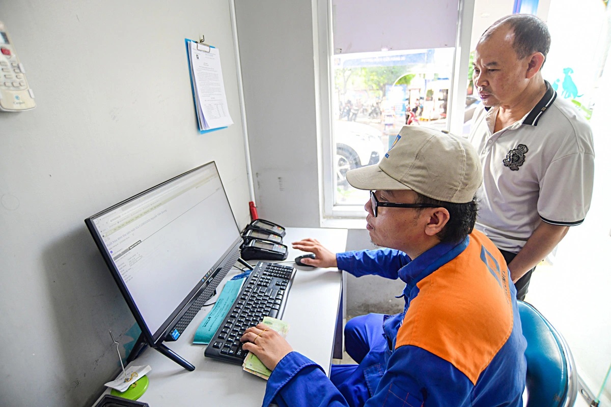Xuất hóa đơn điện tử cho khách đổ xăng.