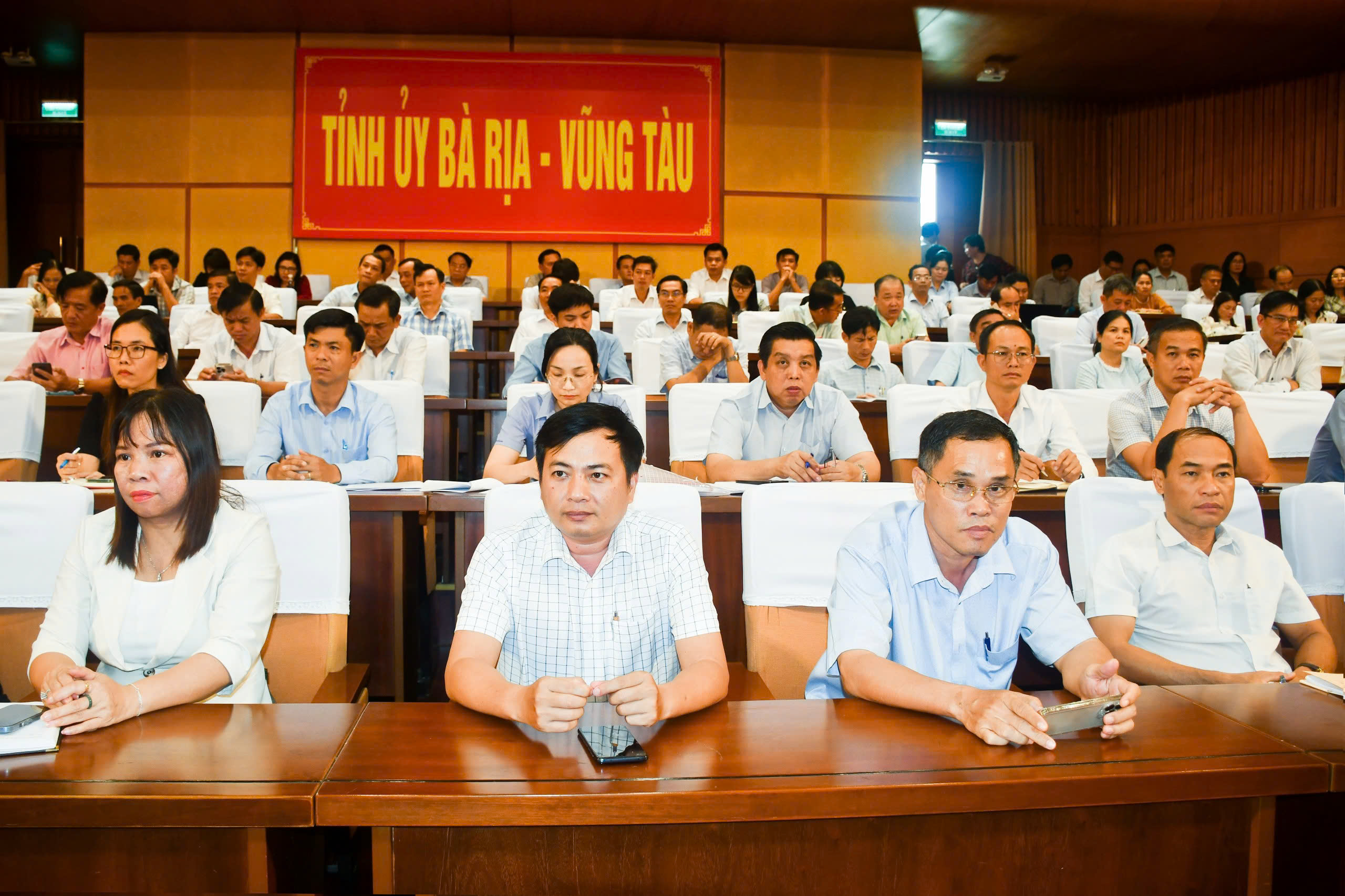 Cán bộ chủ chốt cấp xã tham dự hội nghị.