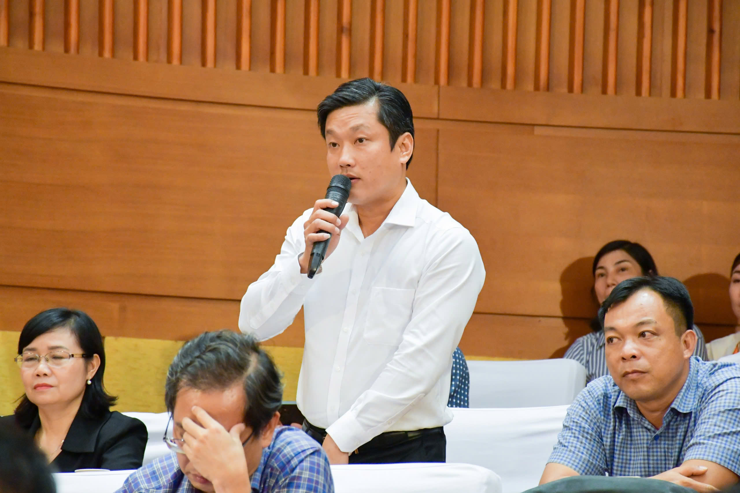 Cán bộ chủ chốt cấp xã nêu những vướng mắc trong quá trình chuẩn bị trang thiết bị, công nghệ để vận hành trung tâm hành chính cấp xã.