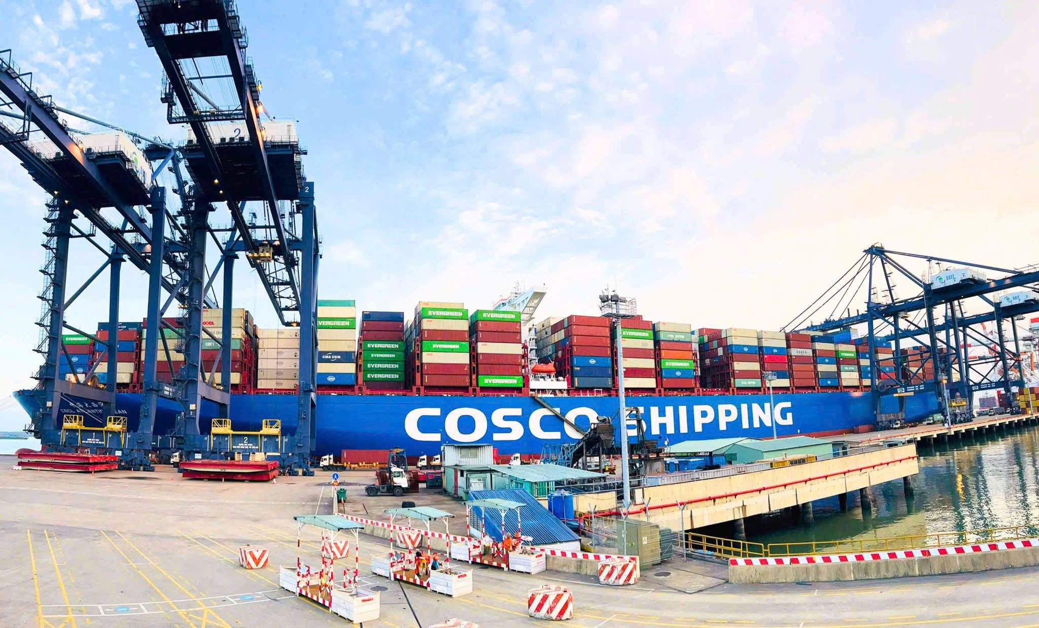 Tàu M/V CSCL ATLANTIC OCEAN, một trong những tàu container lớn nhất thế giới cập cảng SSIT.