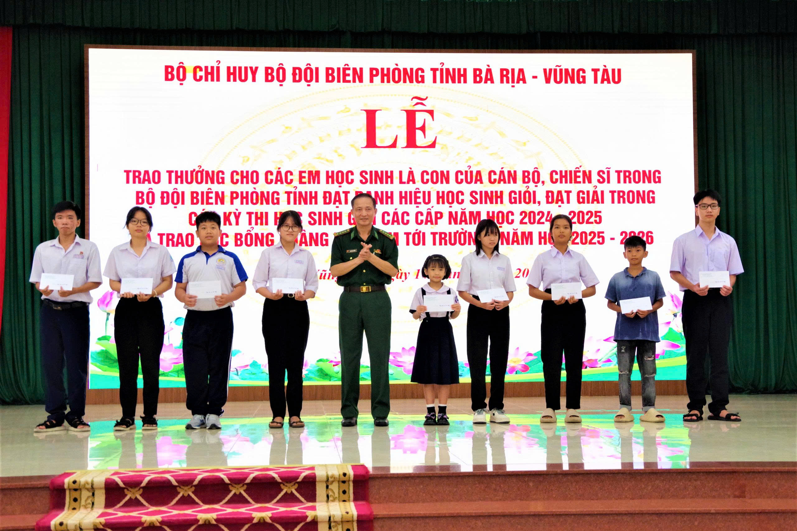 Đại tá Nguyễn Văn Thống, Phó Chính ủy Bộ đội Biên phòng tỉnh trao học bổng 