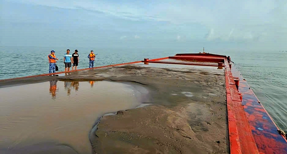 Lực lượng chức năng kiểm tra hàng hóa trên tàu.