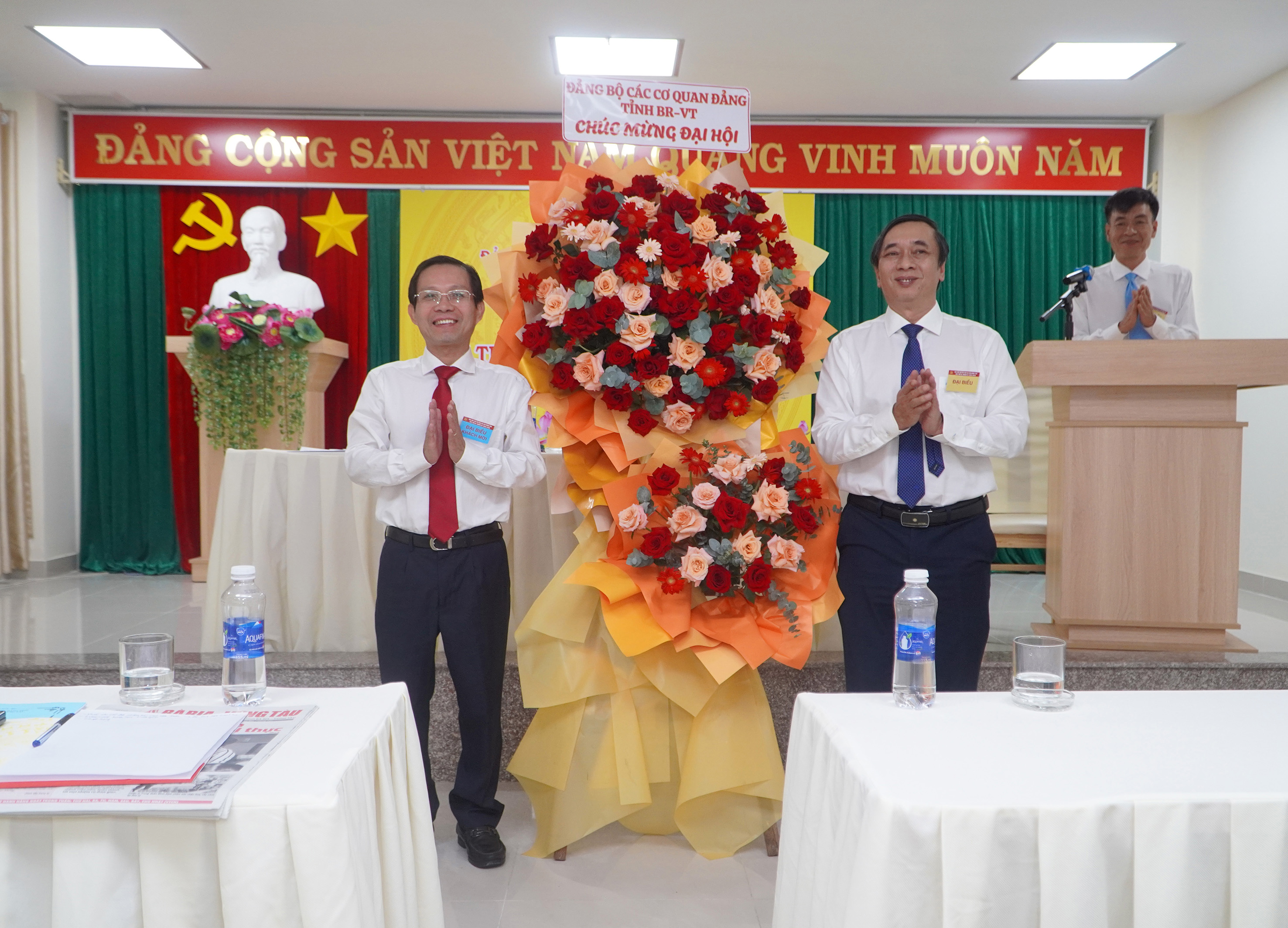 Ông Lê Văn Phong, Phó Bí thư Đảng ủy Khối các cơ quan Đảng tỉnh tặng hoa chúc mừng Đại hội.
