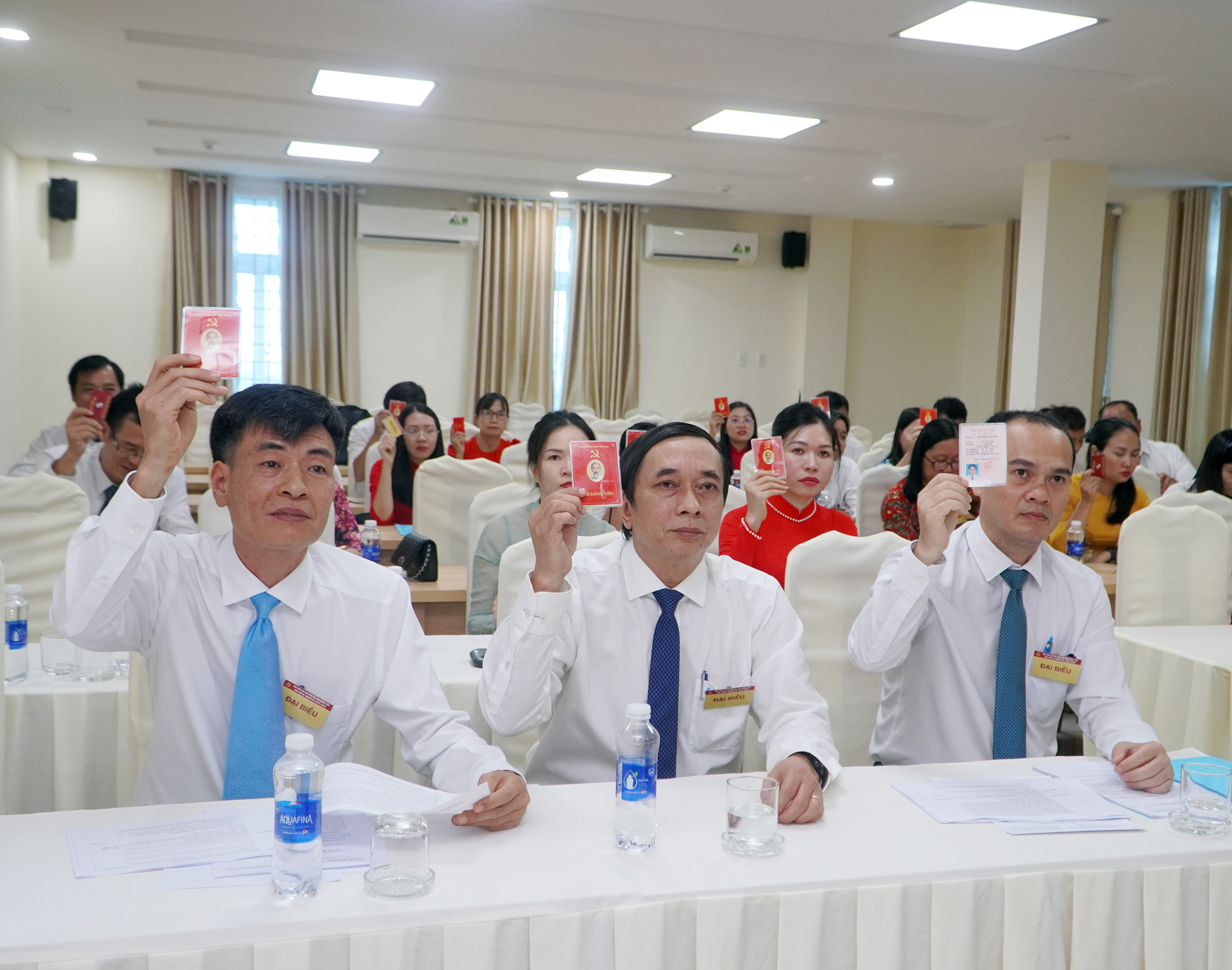 Các đại biểu biểu quyết thông qua Nghị quyết Đại hội.