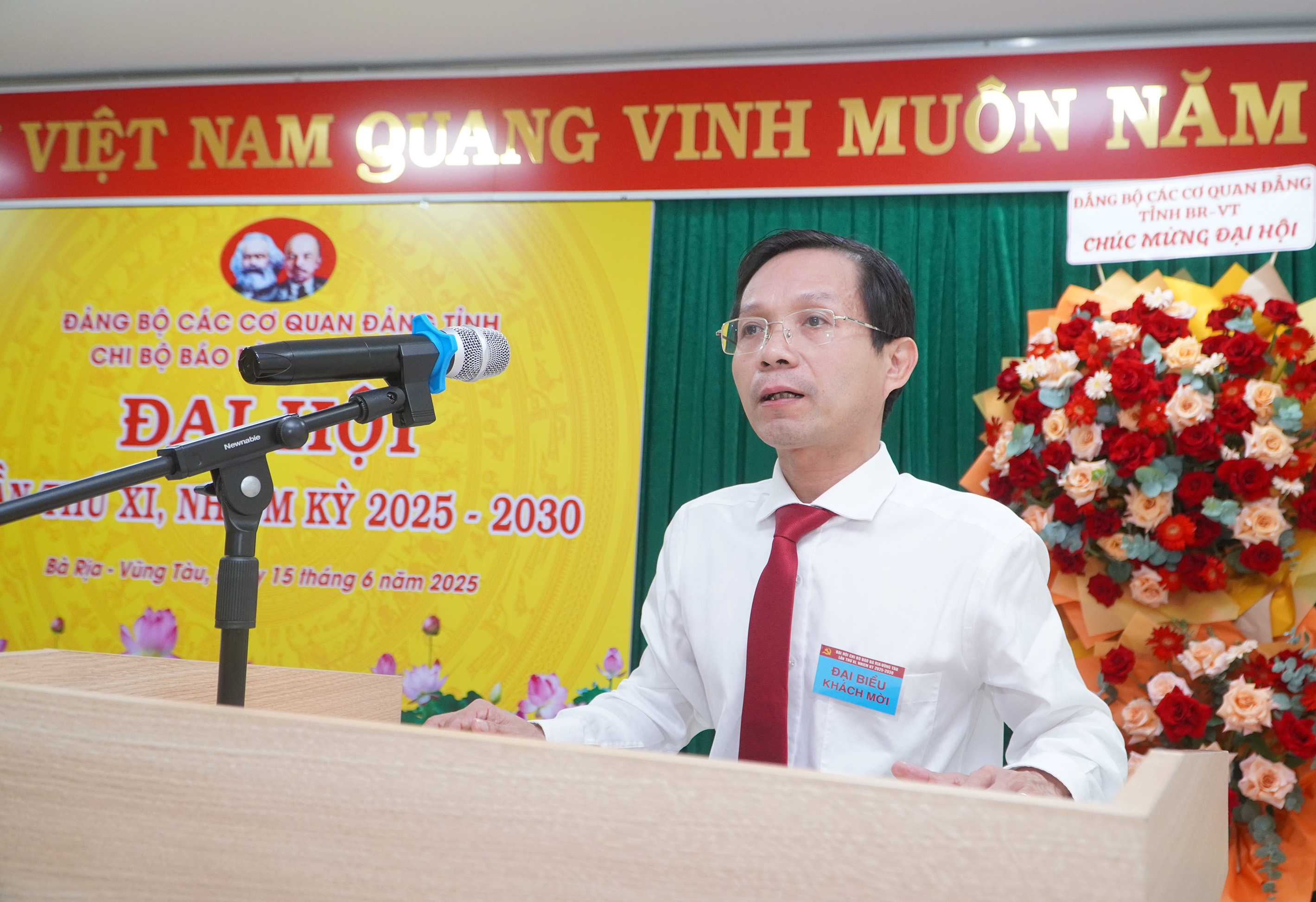 Ông Lê Văn Phong, Phó Bí thư Đảng ủy Khối các cơ quan Đảng tỉnh phát biểu chỉ đạo Đại hội.
