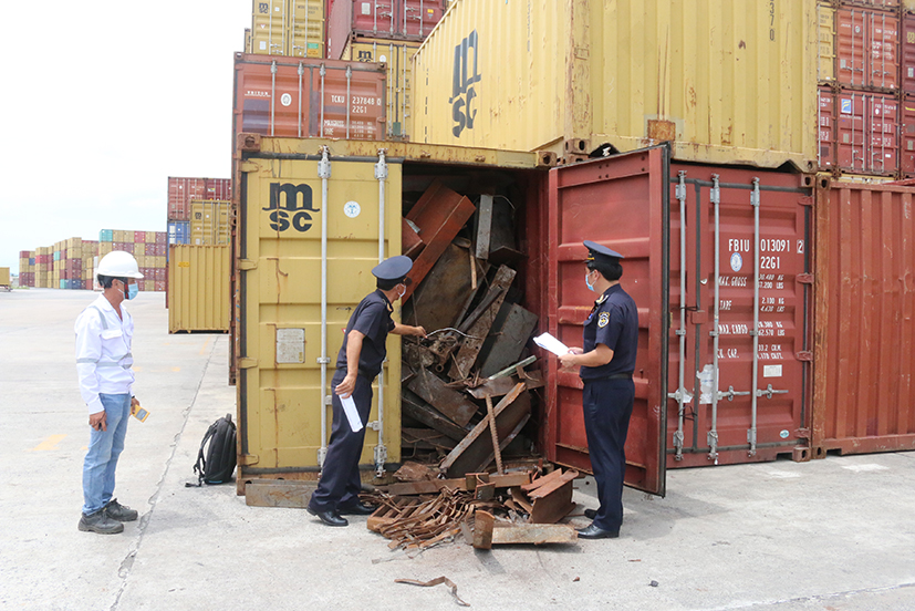 Công chức Hải quan cửa khẩu cảng Cái Mép kiểm tra hàng container tại cảng biển.