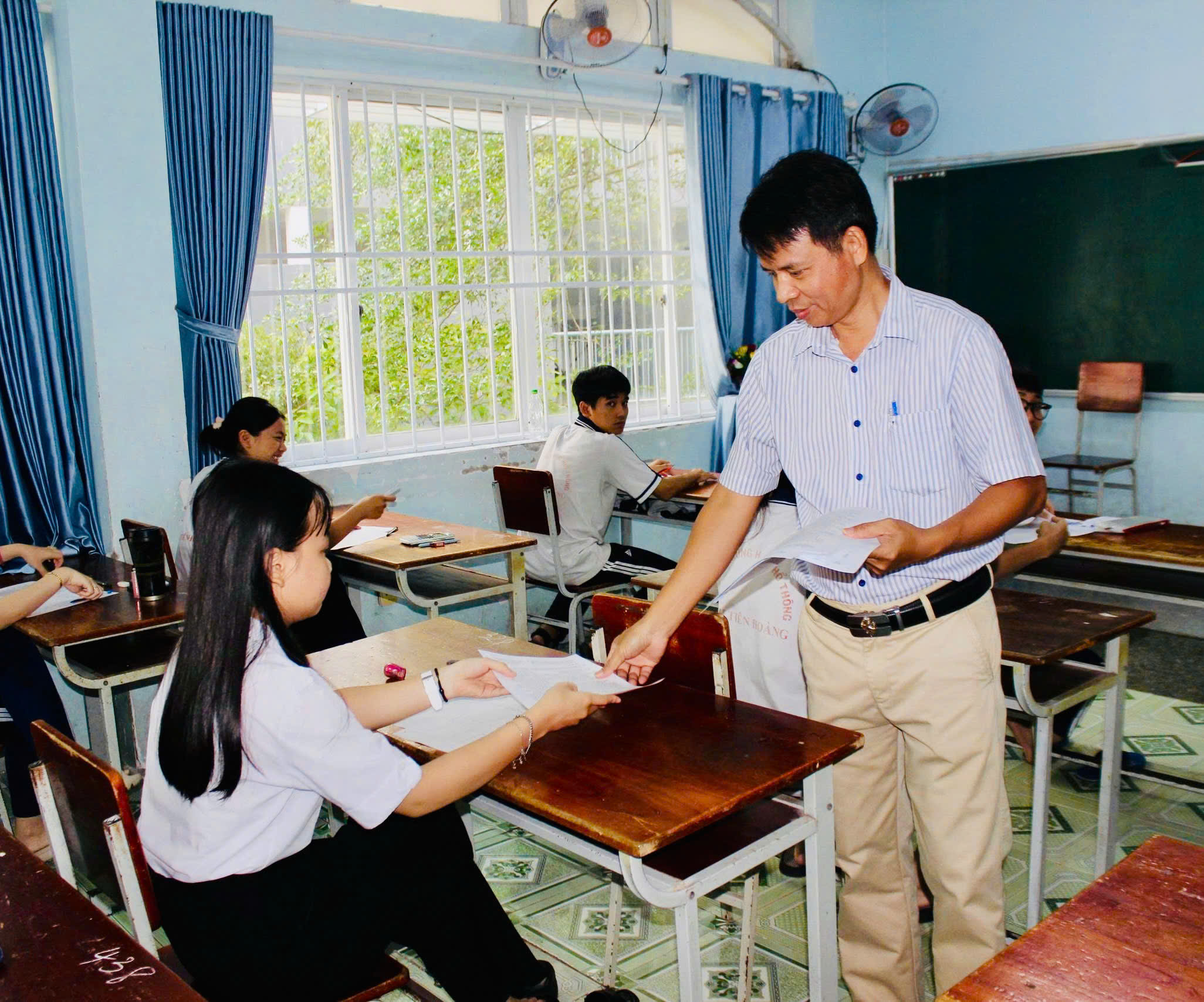 Sở GD-ĐT đã tổ chức 2 lần thi thử THPT để diễn tập cho kỳ thi chính thức. Trong ảnh: Thí sinh thi thử tốt nghiệp THPT lần 2 tại điểm thi THPT Đinh Tiên Hoàng (TP.Vũng Tàu).