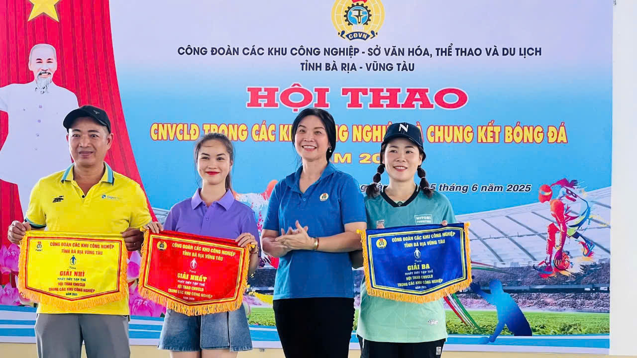 Ban tổ chức trao giải thưởng cho các đội đạt thành tích cao.