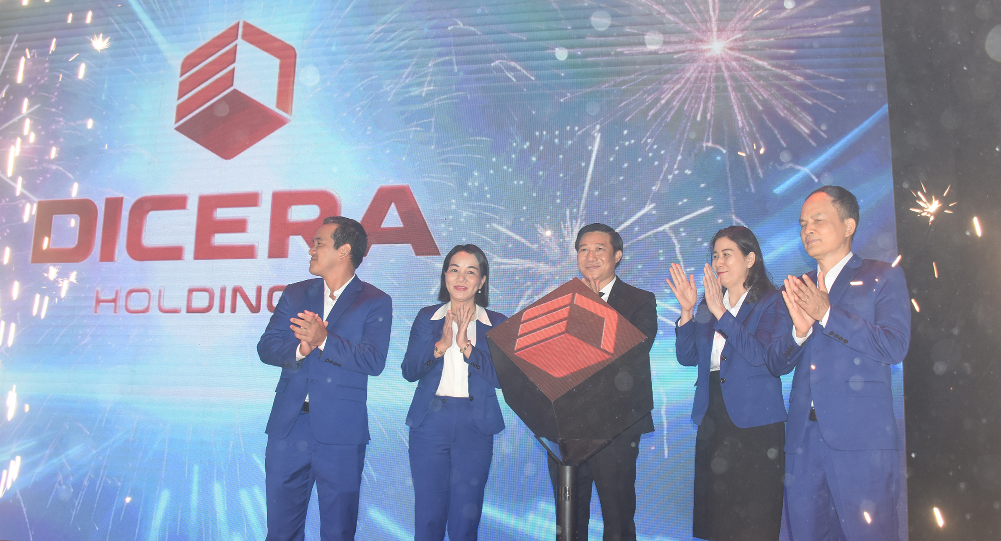 Lãnh đạo công ty tại lễ công bố diện mạo thương hiệu mới với tên gọi Công ty Cổ phần DICERA Holdings (DICERA Holdings)
