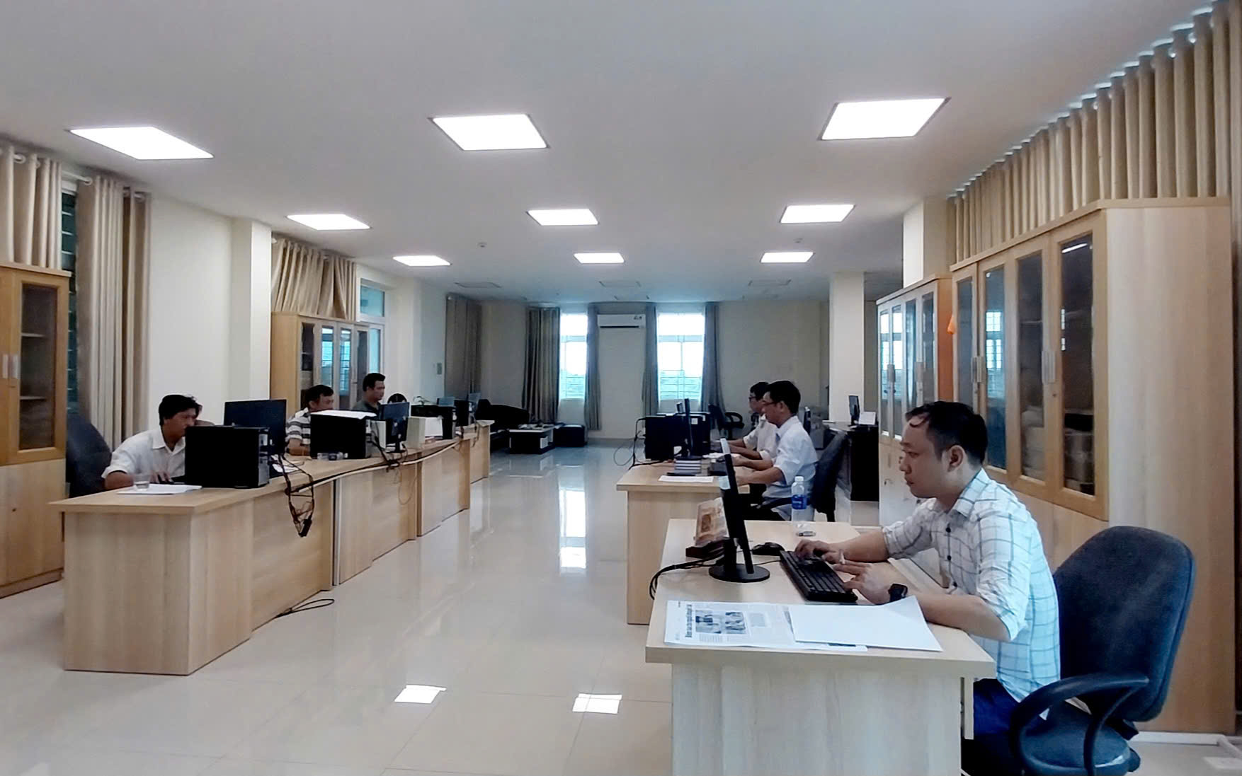 Tiêu chuẩn, định mức sử dụng máy móc, thiết bị quy định được sử dụng làm một trong các căn cứ để lập kế hoạch và dự toán ngân sách; giao, mua sắm, thuê, quản lý, sử dụng, xử lý máy móc, thiết bị. Trong ảnh: Người lao động làm việc tại Tòa soạn Báo Bà Rịa - Vũng Tàu. Ảnh: LAN ĐỨC