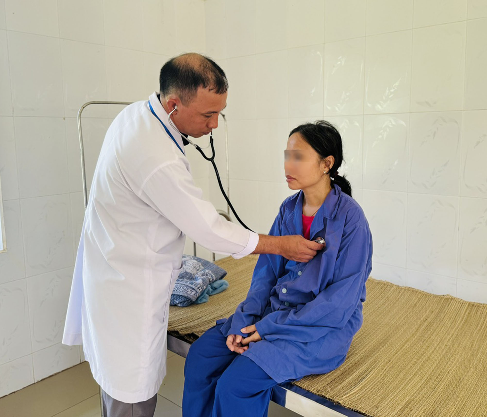 Bác sĩ Nguyễn Văn Bình, Trưởng Khoa Điều trị nội trú nữ (Bệnh viện Tâm thần tỉnh) thăm khám bệnh nhân.