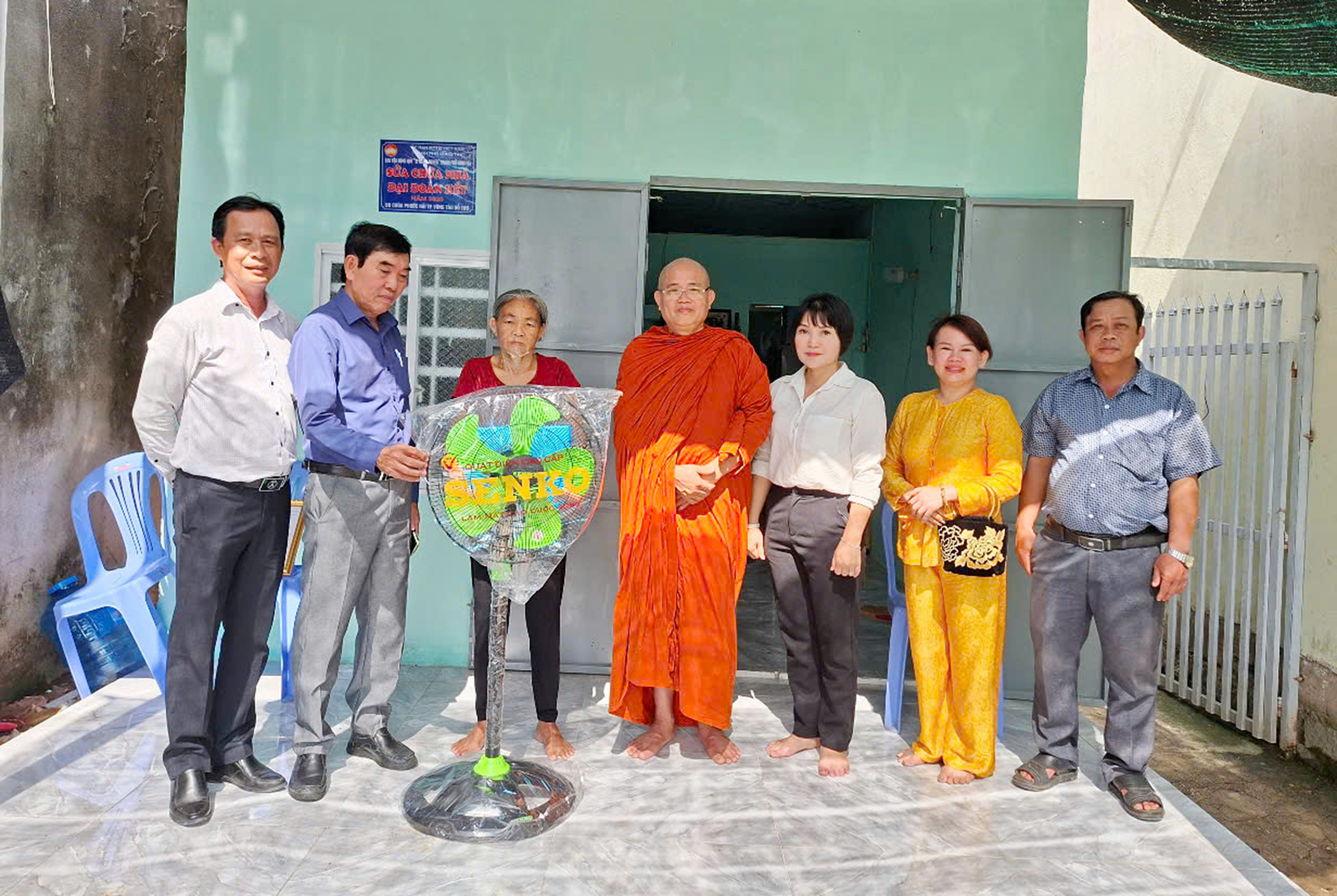 Chùa Phước Hải ủng hộ kinh phí để sửa chữa nhà cho bà Nguyễn Thị Dũng, xã Long Sơn (TP.Vũng Tàu).