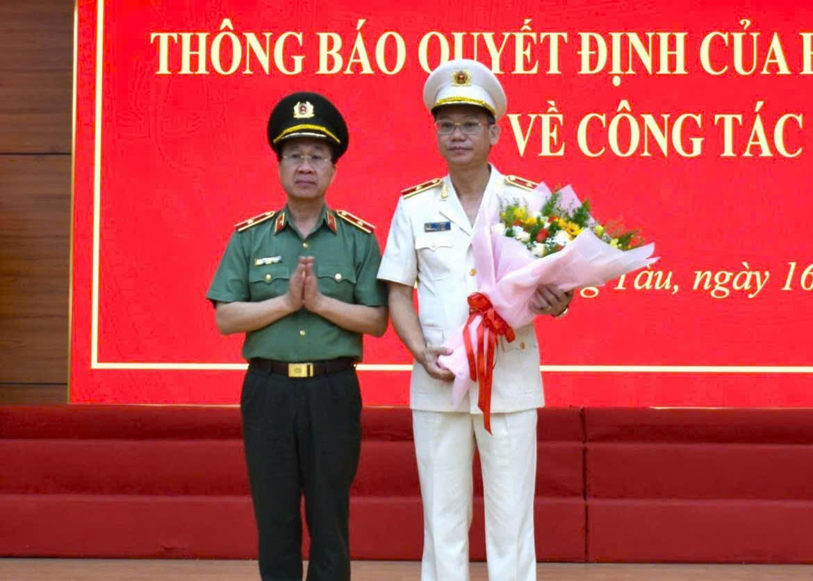 Lãnh đạo Bộ Công an chức mừng Thiếu tướng Vũ Như Hà. 