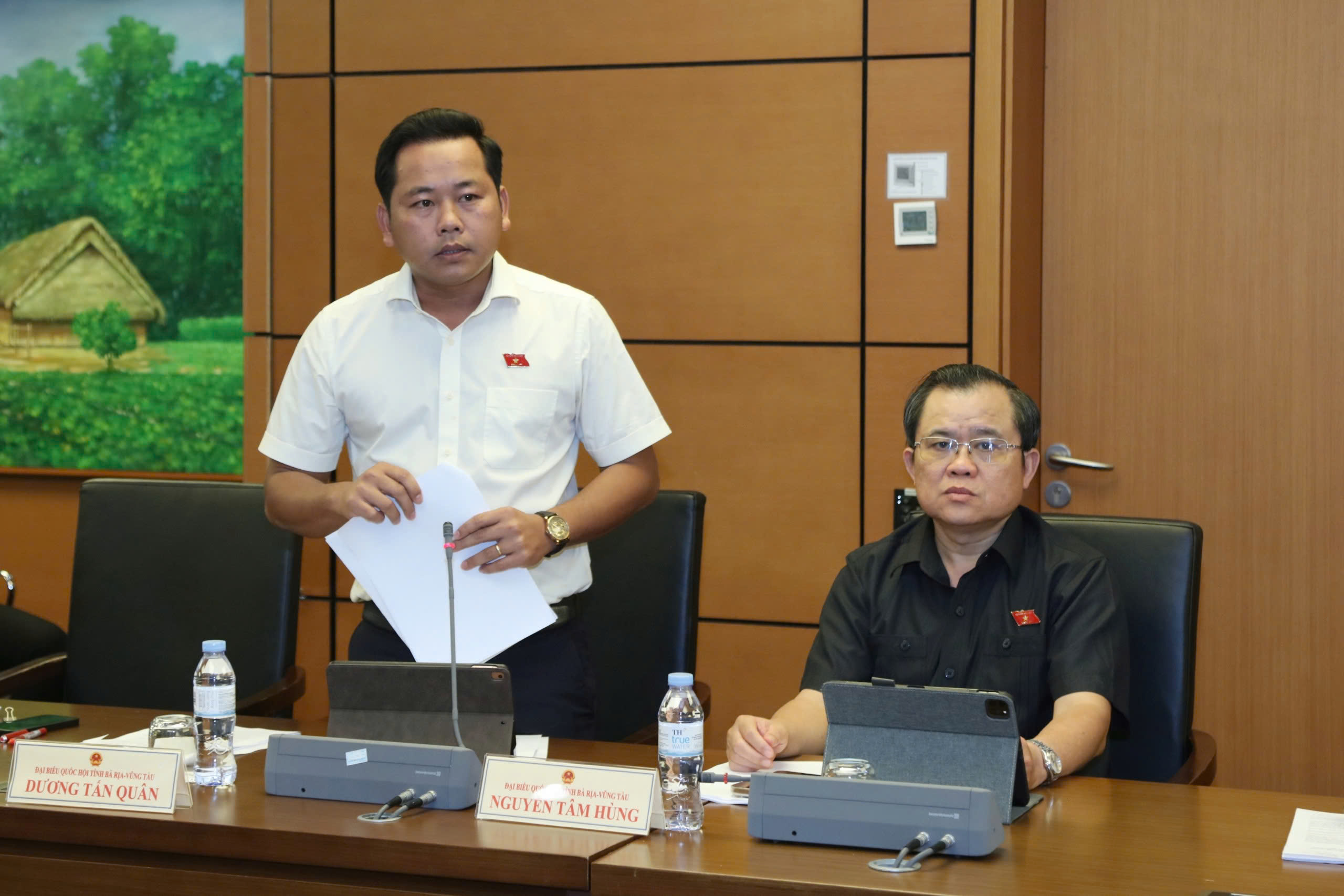 Đại biểu Dương Tấn Quân tham gia phát biểu thảo luận tại phiên thảo luận tổ.