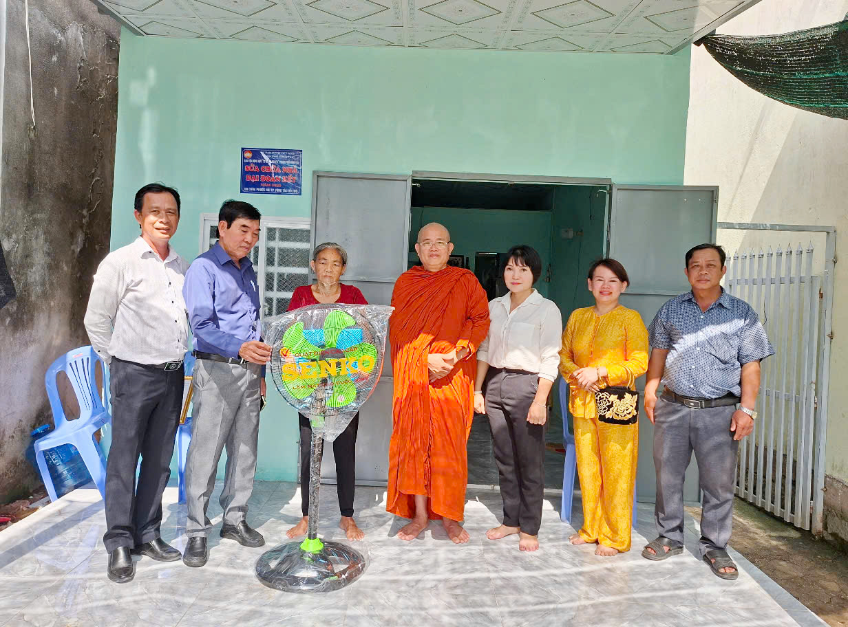 Chùa Phước Hải ủng hộ kinh phí để sửa chữa nhà cho bà Nguyễn Thị Dũng, xã Long Sơn (TP.Vũng Tàu).