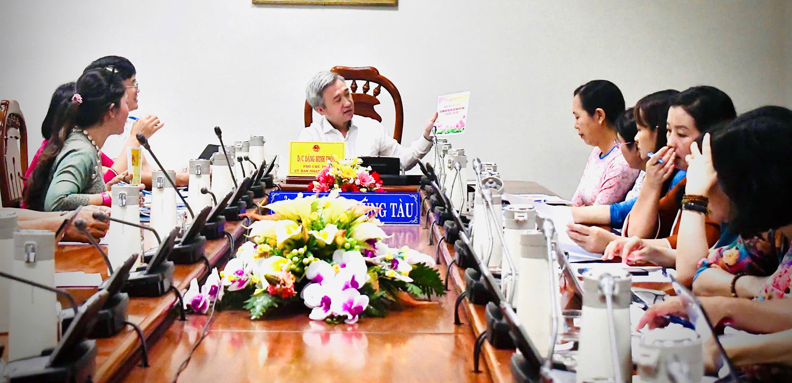 Ông Đặng Minh Thông, Phó Chủ tịch UBND tỉnh chủ trì cuộc họp.