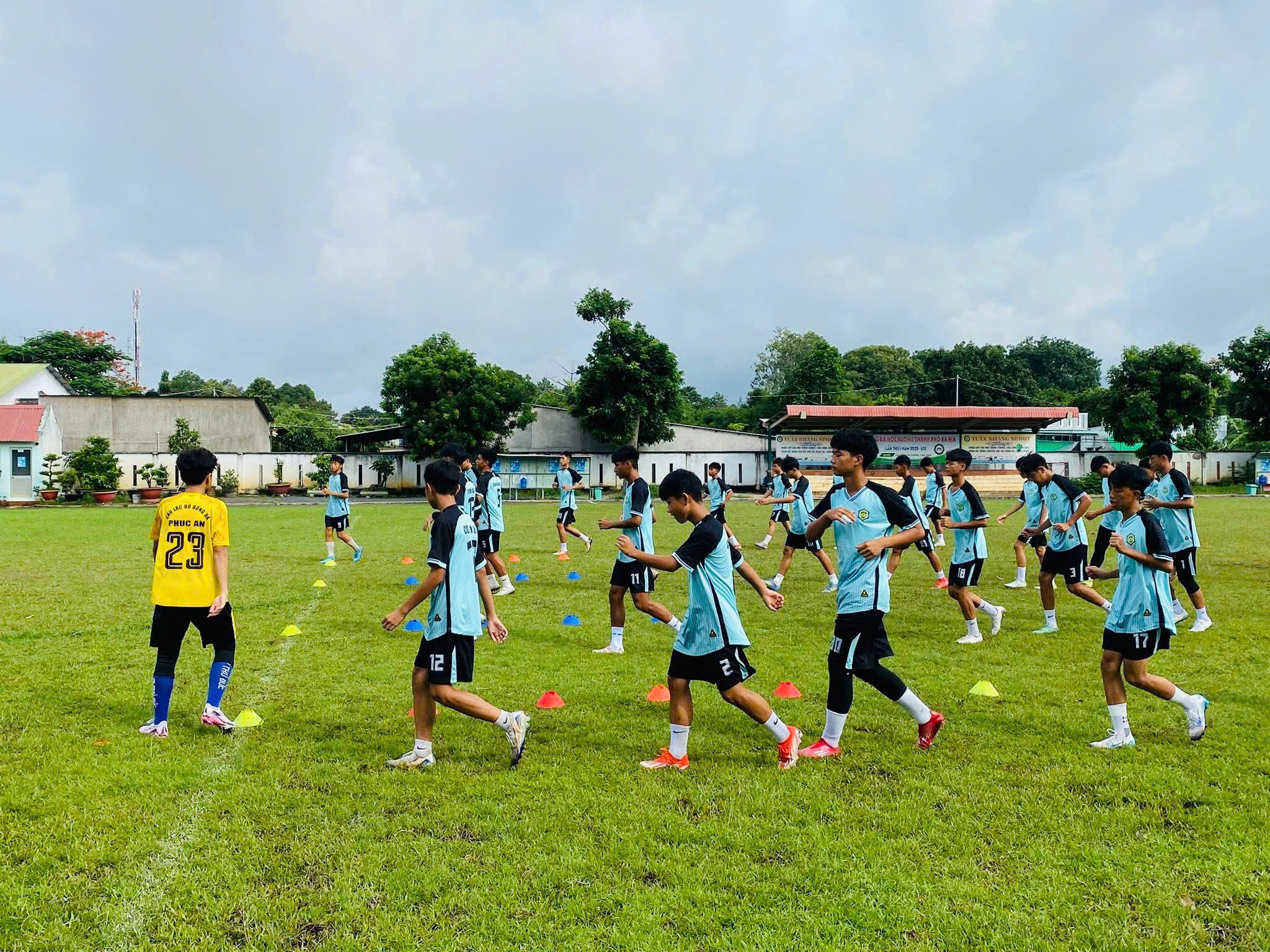 Các cầu thủ U15 CLB bóng đá Công an tỉnh Bà Rịa-Vũng Tàu khởi động trong một lần tập luyện. 