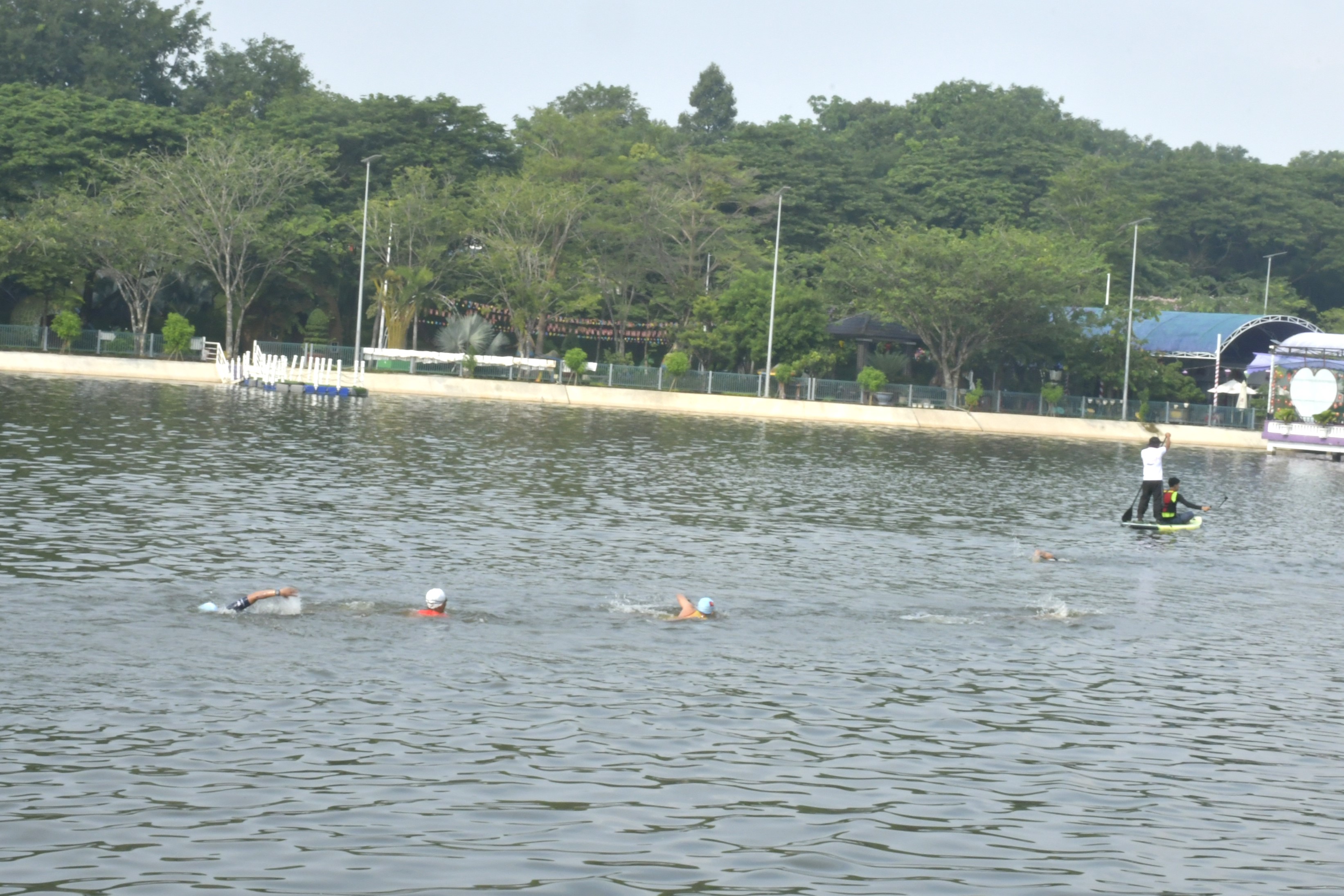 Các VĐV nam thi đấu ở nội dung Triathlon Sprint phần thi bơi lội.
