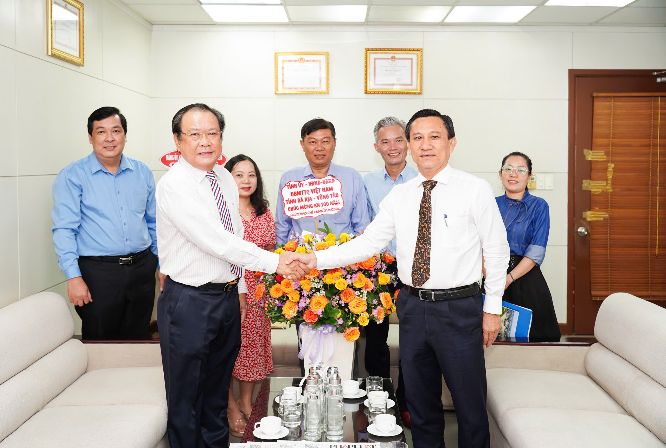 Ông Đỗ Hữu Hiền, Phó Trưởng Ban Tuyên giáo và Dân vận Tỉnh ủy thăm, chúc mừng Báo Pháp luật TP.Hồ Chí Minh. Ảnh: MINH HOÀNG.