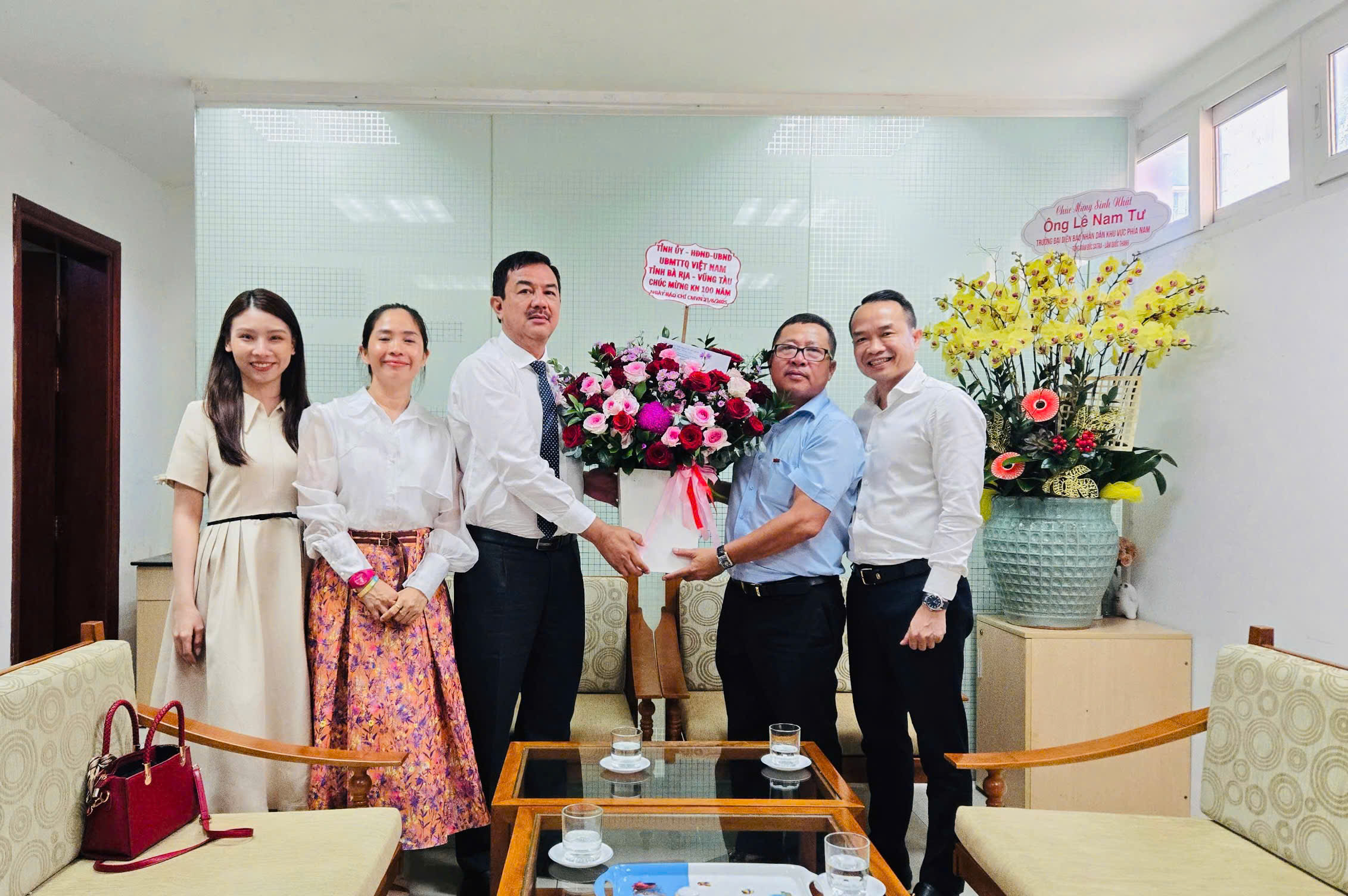 Ông Trịnh Hàng, Phó Chủ tịch UBMTTQ Việt Nam tỉnh thăm, chúc mừng Báo Nhân dân tại TP.Hồ Chí Minh.