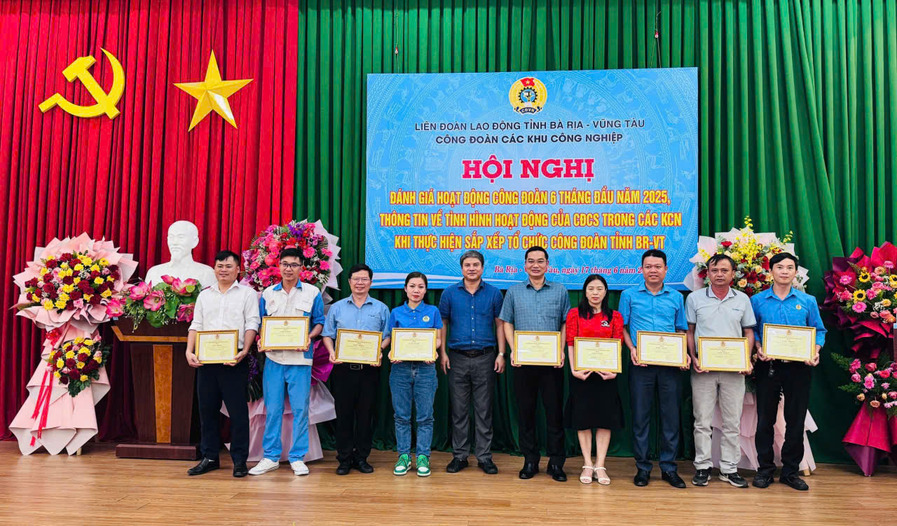 Công đoàn Các KCN tỉnh khen thưởng các tập thể xuất sắc.
