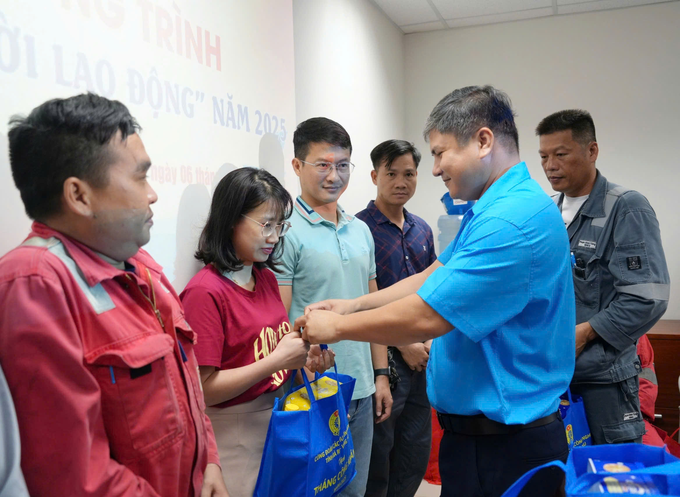 Các hoạt động chăm lo cho công nhân, NLĐ trong Tháng công nhân năm 2025 được đẩy mạnh.