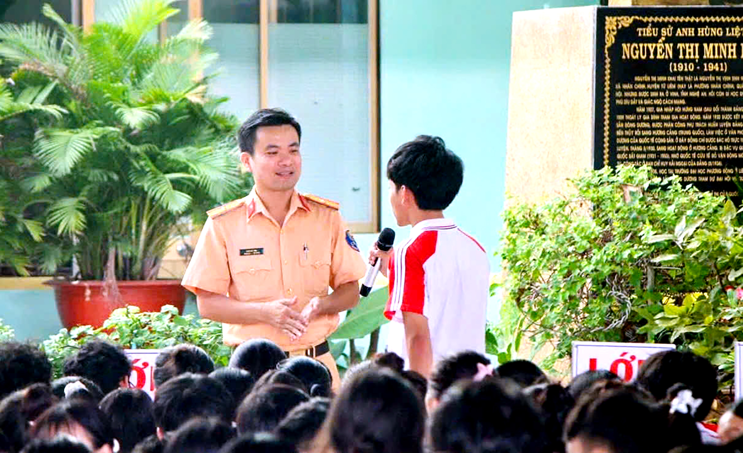Cán bộ CSGT Công an tỉnh tuyên truyền ATGT cho HS trên địa bàn TP.Vũng Tàu.