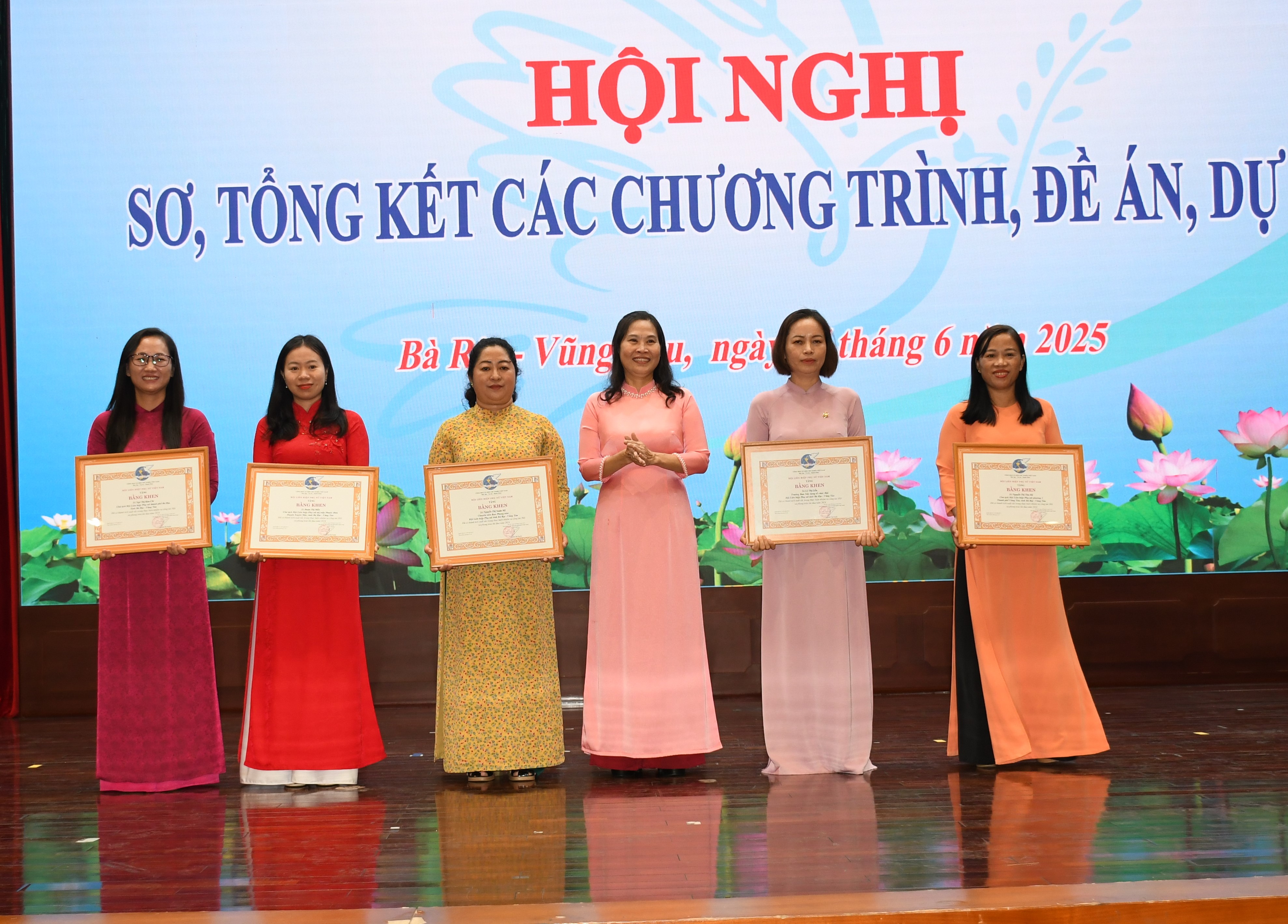 Bà Lê Thị Kim Thu, Chủ tịch Hội LHPN tỉnh trao Bằng khen của Trung ương Hội LHPN Việt Nam cho cá nhân có thành tích xuất sắc trong thực hiện nhiệm vụ công tác Hội và phong trào thi đua năm 2024.