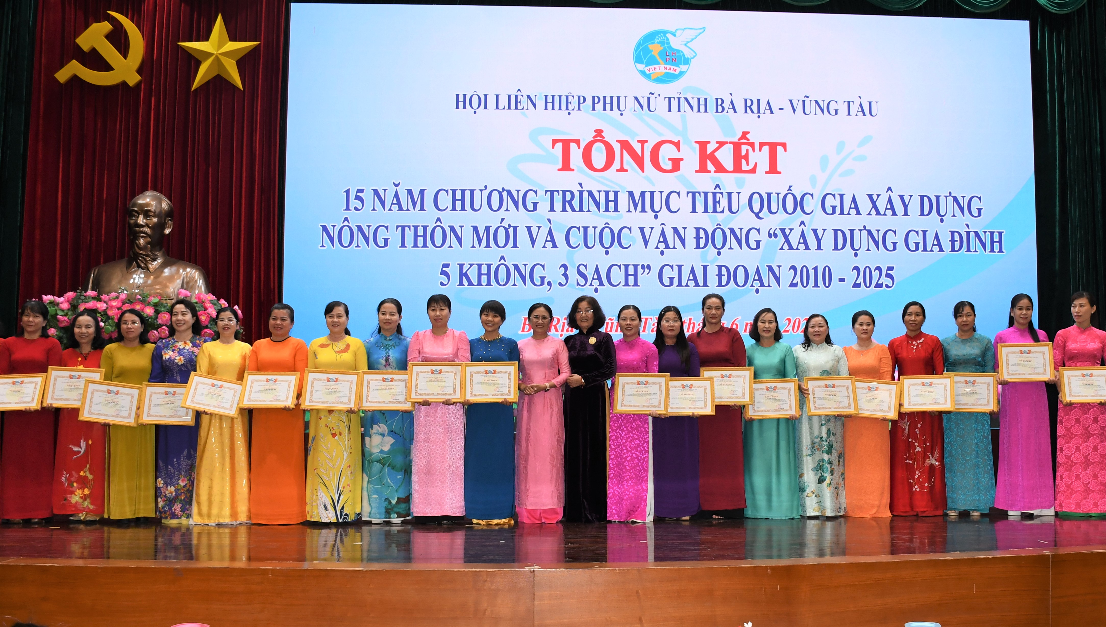 Lãnh đạo Sở Nội vụ và Hội LHPN tỉnh trao  Bằng khen cho tập thể, cá nhân có thành tích trong thực hiện chương trình mục tiêu quốc gia xây dựng nông thôn mới.