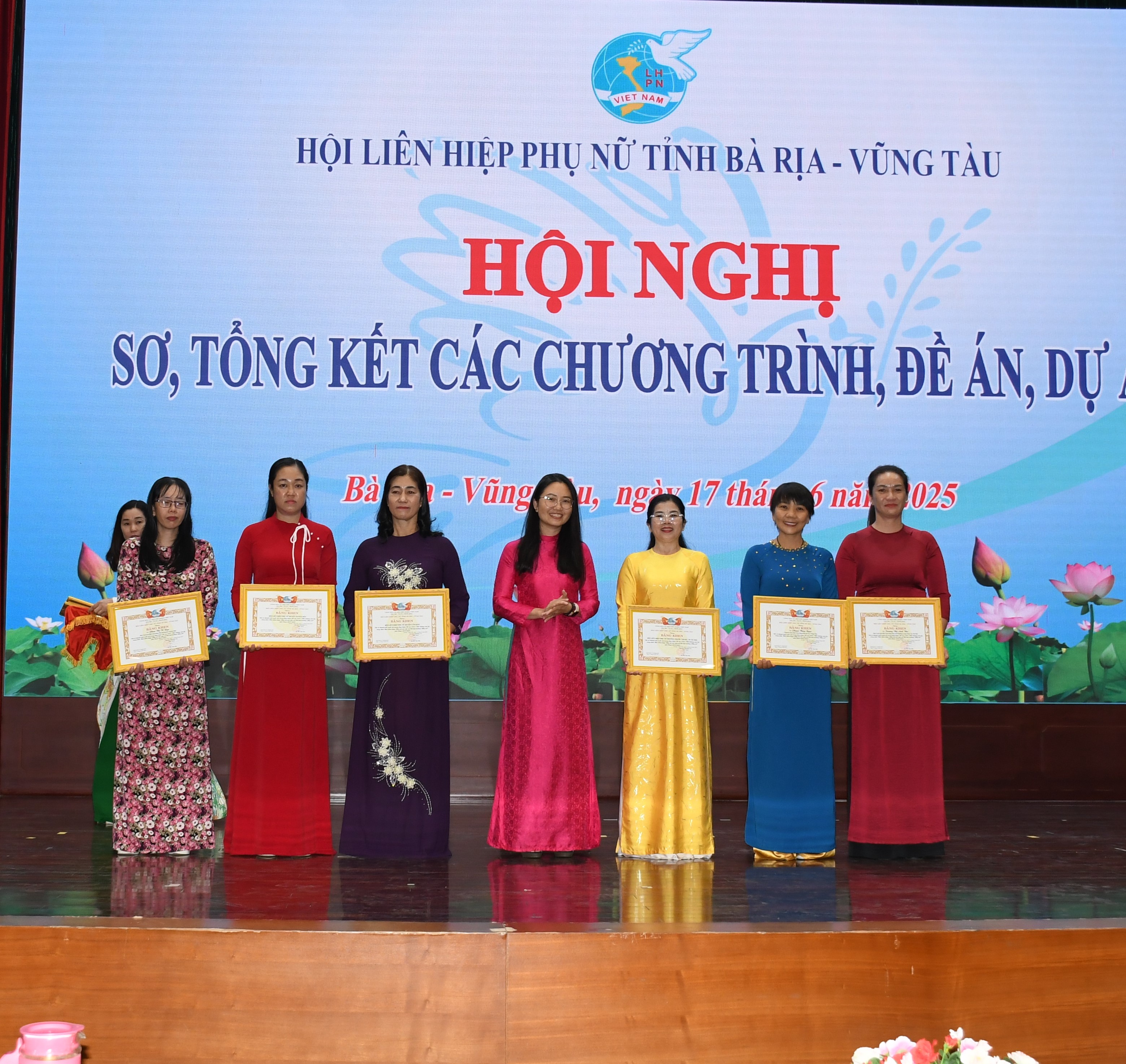 Lãnh đạo Ủy ban Kiểm tra Tỉnh ủy trao Bằng khen cho cá nhân có thành tích thực hiện các chương trình, dự án do Hội LHPN thực hiện.