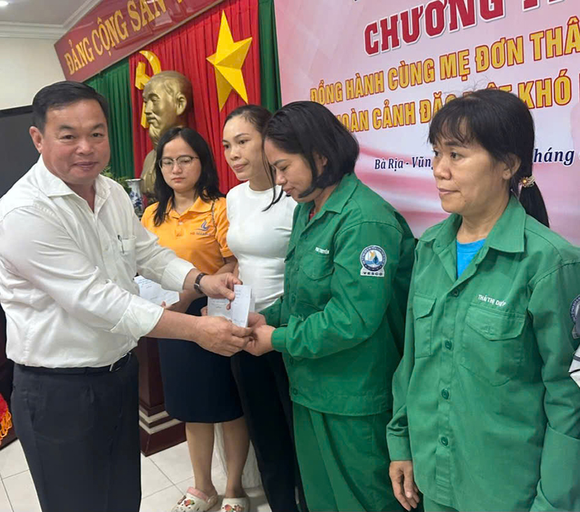 Lãnh đạo LĐLĐ tỉnh trao hỗ trợ cho lao động nữ tại chương trình.