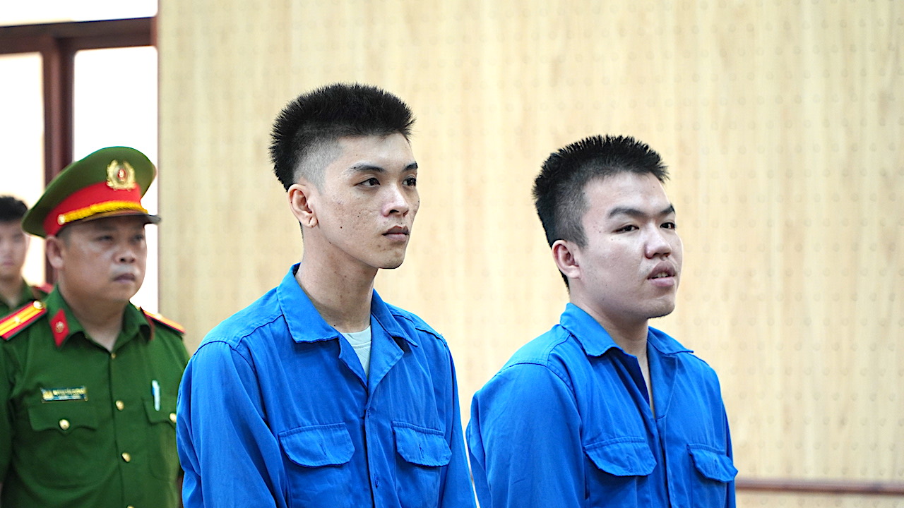Hai bị cáo tại phiên xét xử.