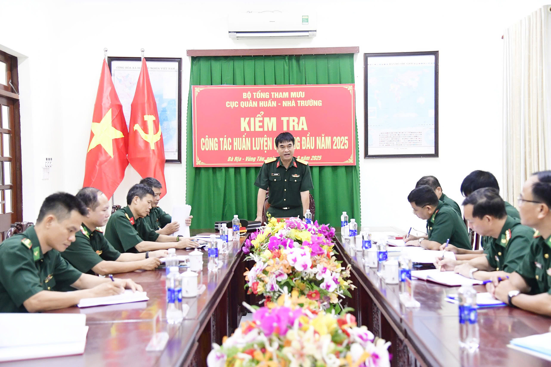 Đại tá Phan Tiến Bình, Trưởng Phòng huấn luyện Quân binh chủng, Cục Quân huấn - Nhà trường, Bộ Tổng Tham mưu QĐND Việt Nam phát biểu chỉ đạo tại buổi kiểm tra.