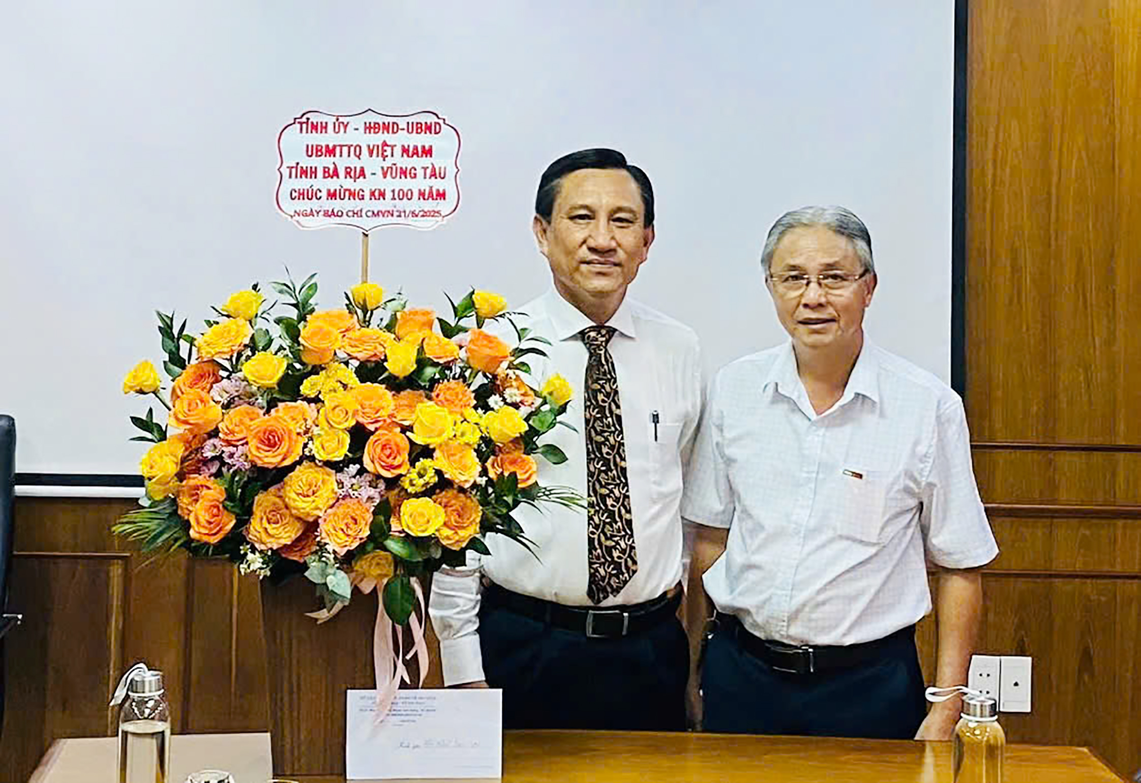 Ông Đỗ Hữu Hiền, Phó Trưởng Ban Tuyên giáo và Dân vận Tỉnh ủy thăm, chúc mừng Văn phòng đại diện Hội Nhà báo Việt Nam tại TP.Hồ Chí Minh.