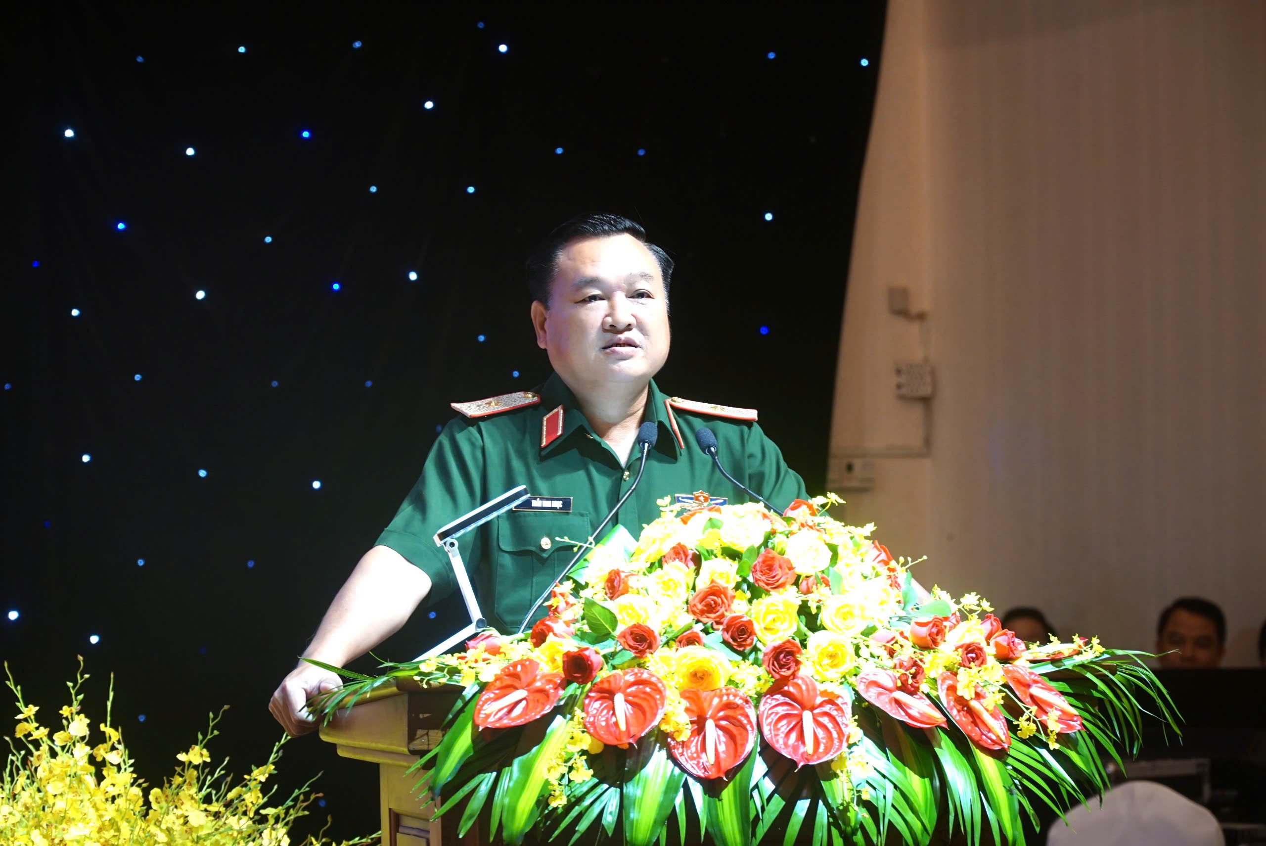 Thiếu tướng Trần Vinh Ngọc, Bí Thư Đảng ủy, Chính ủy Quân khu dự và chủ trì buổi gặp mặt. 