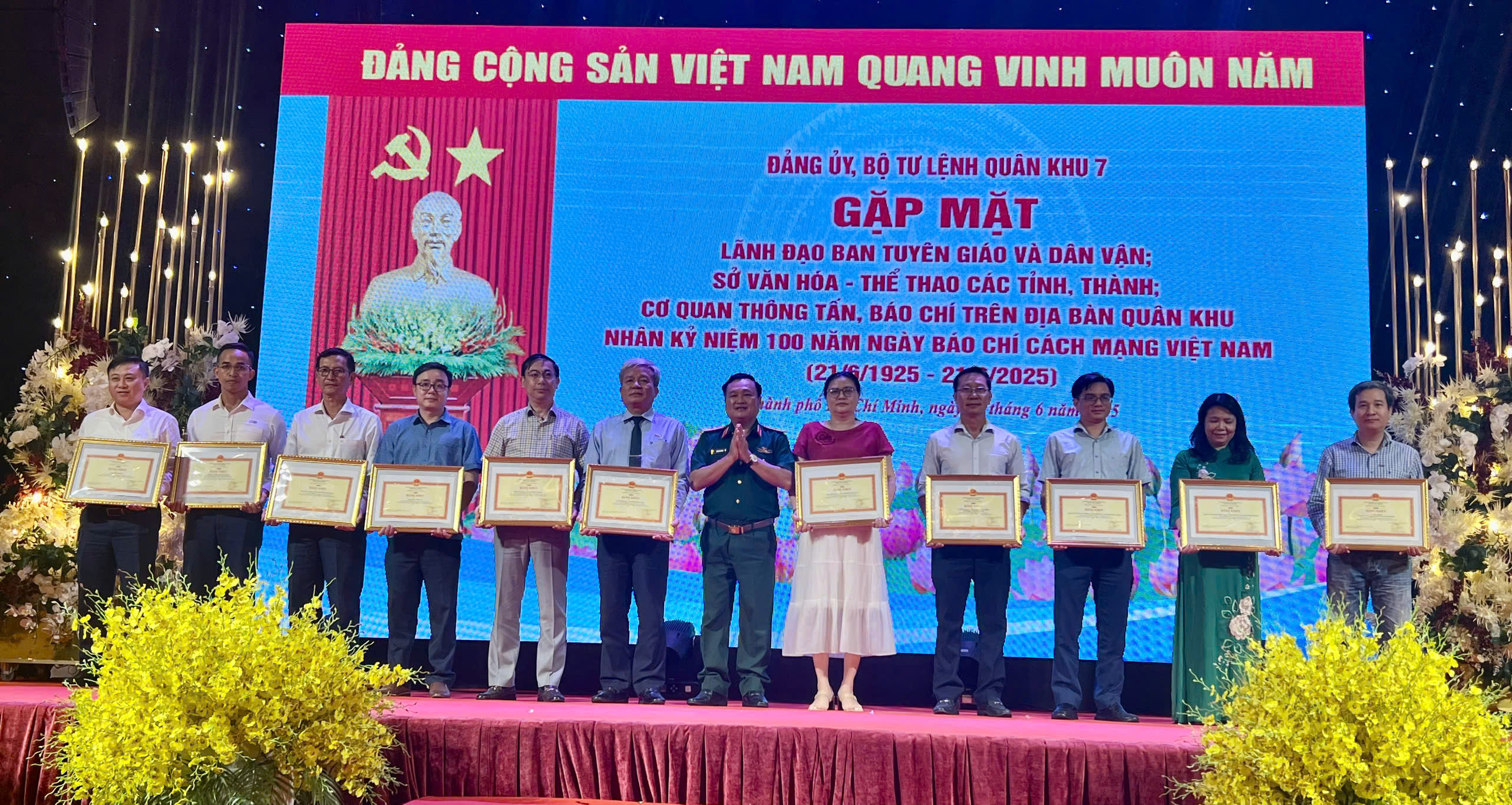 Bộ Tư lệnh Quân khu 7 tặng Bằng khen cho các tập thể có thành tích xuất sắc trong phối hợp tuyên truyền hoạt động của LLVT Quân khu.