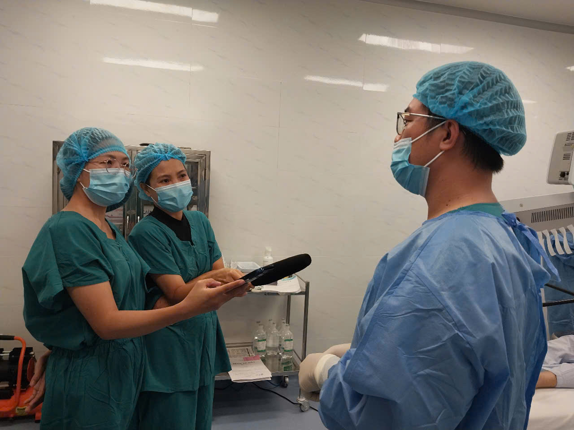  Phóng viên Báo Bà Rịa-Vũng Tàu tác nghiệp tại Bệnh viện Mắt tỉnh.