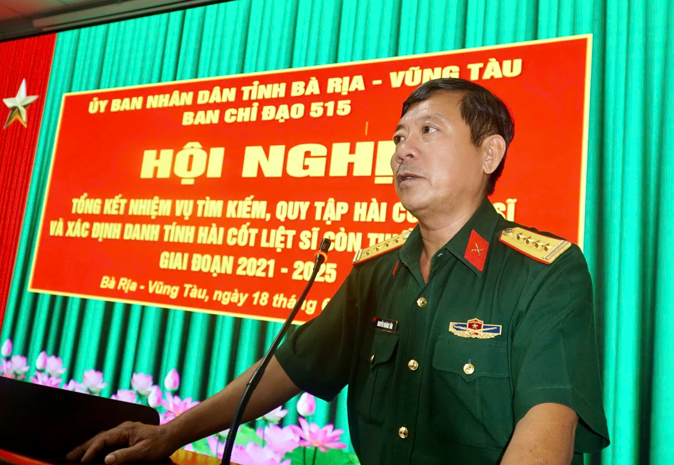 Đại tá Nguyễn Hoàng Tấn, Phó Chính ủy Bộ CHQS tỉnh dự và chỉ đạo hội nghị.