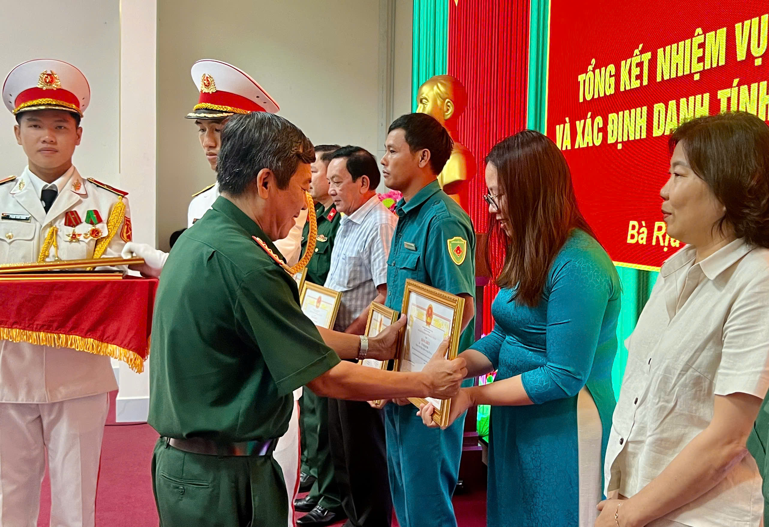 Ban chỉ đạo 515 khen thưởng các tập thể, cá nhân tại hội nghị.