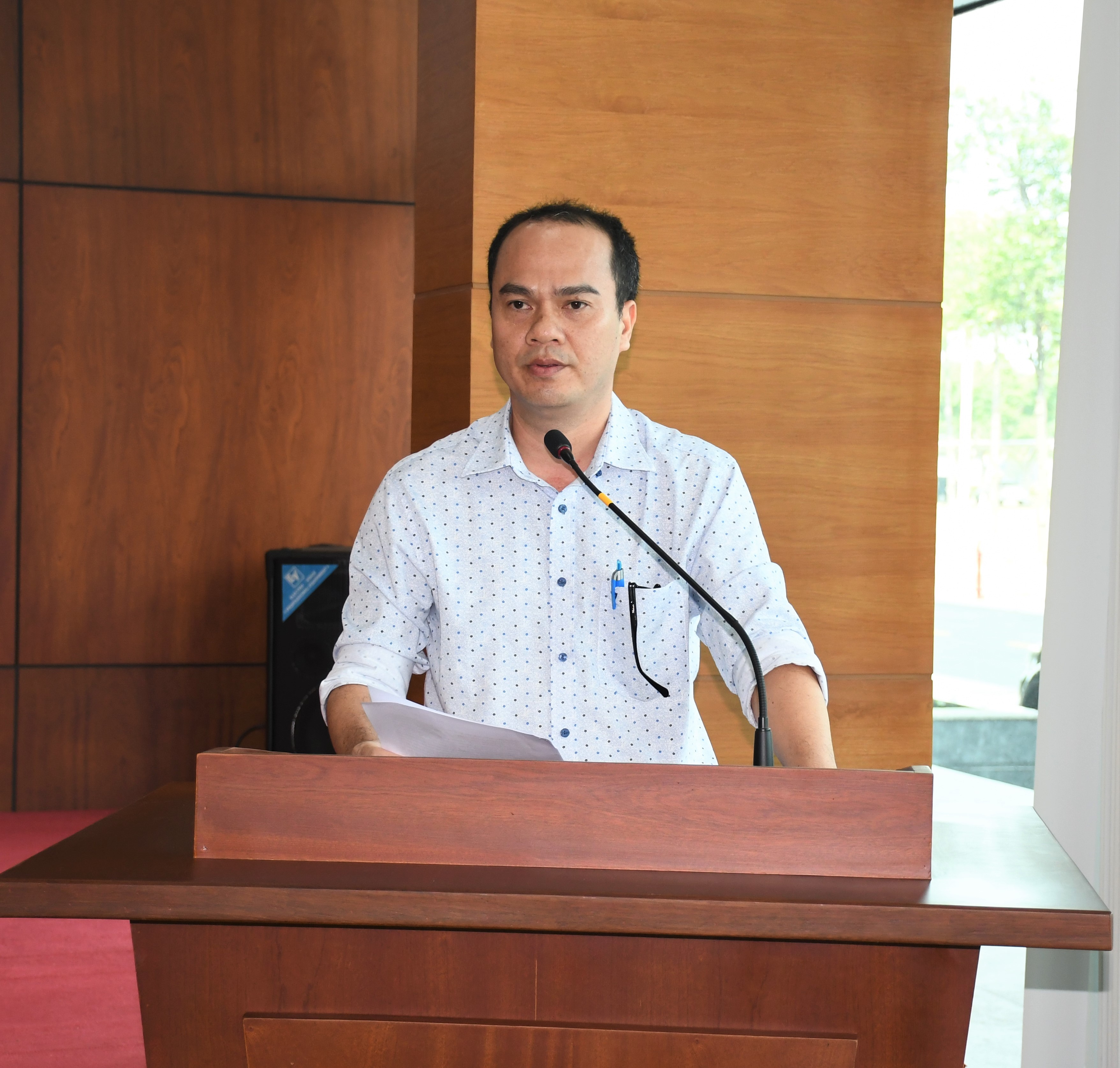 Nhà báo Nguyễn Văn Tiện, Phó Tổng biên tập Báo Bà Rịa-Vũng Tàu phát biểu tại hội thảo.