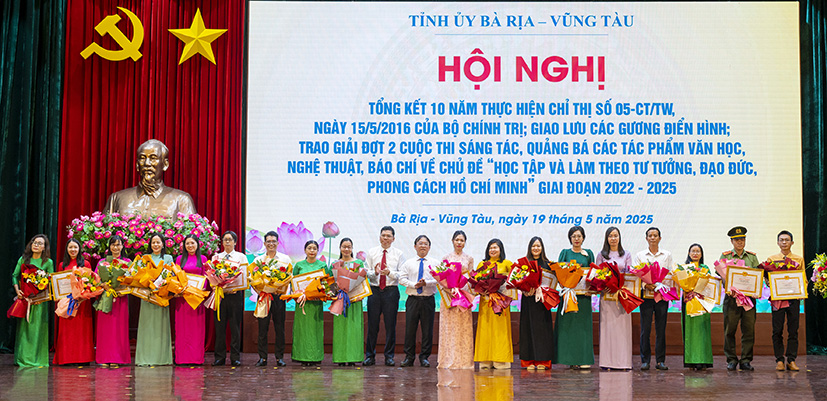 Các tác giả nhận giải lĩnh vực báo chí cuộc thi sáng tác, quảng bá các tác phẩm văn học, nghệ thuật, báo chí với chủ đề “Học tập và làm theo tư tưởng, đạo đức, phong cách Hồ Chí Minh” giai đoạn 2022-2025 (đợt 2), ngày 18/5/2025. Ảnh: BẢO KHÁNH