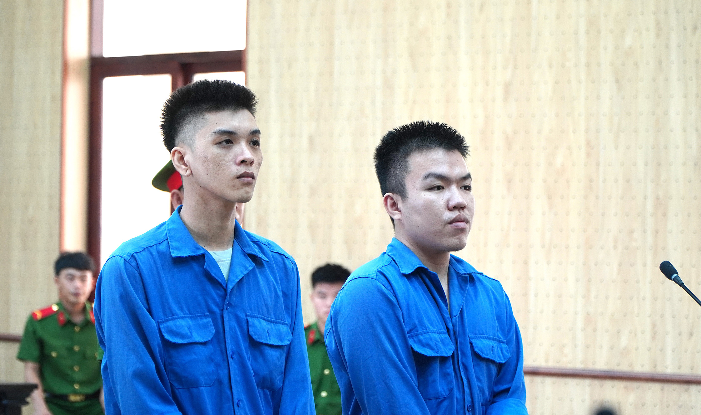 Bị cáo Huy và Long tại phiên xét xử.