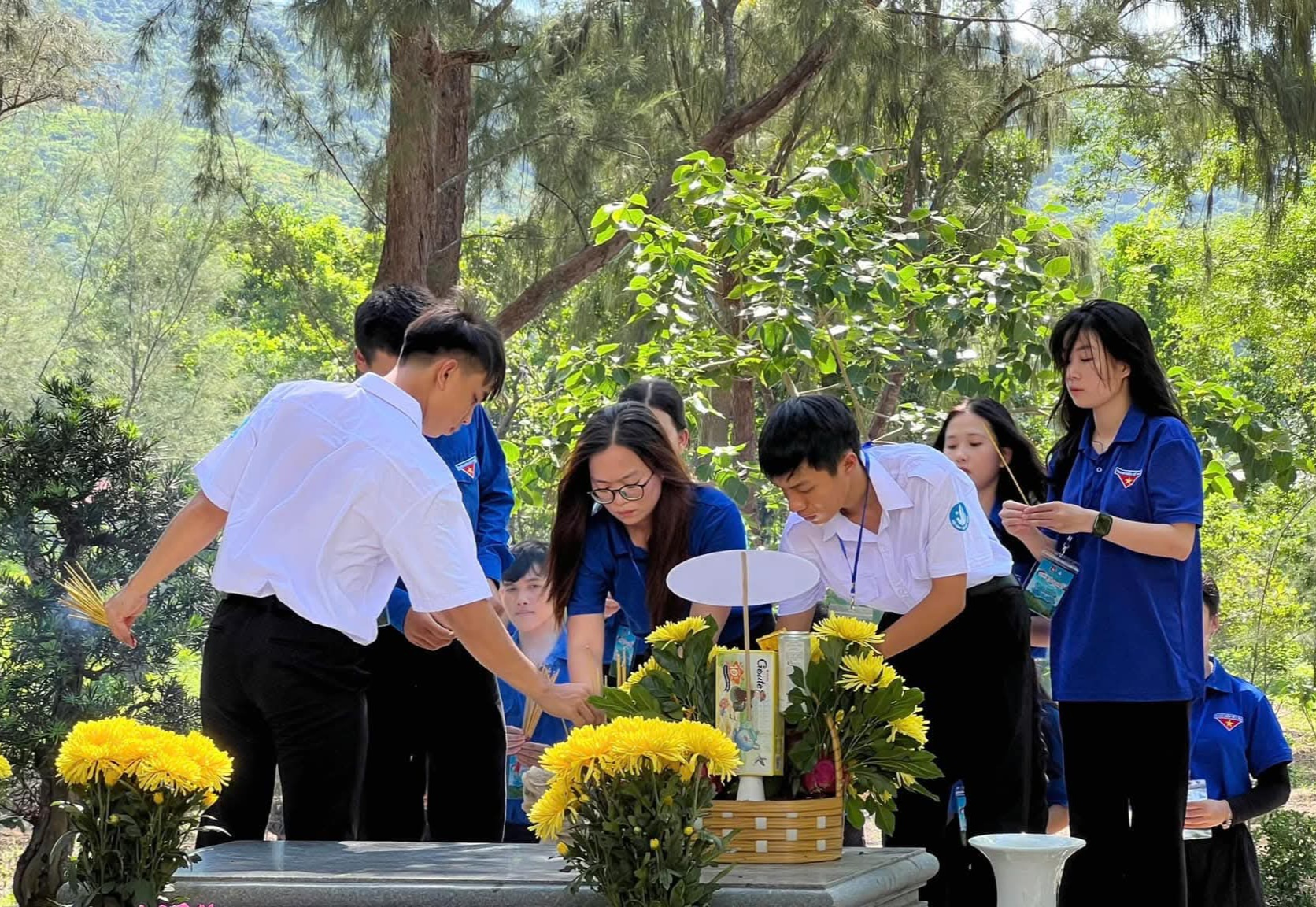 Học sinh, sinh viên thắp hương trên các phần mộ liệt sĩ  tại Nghĩa trang Hàng Dương (huyện Côn Đảo).