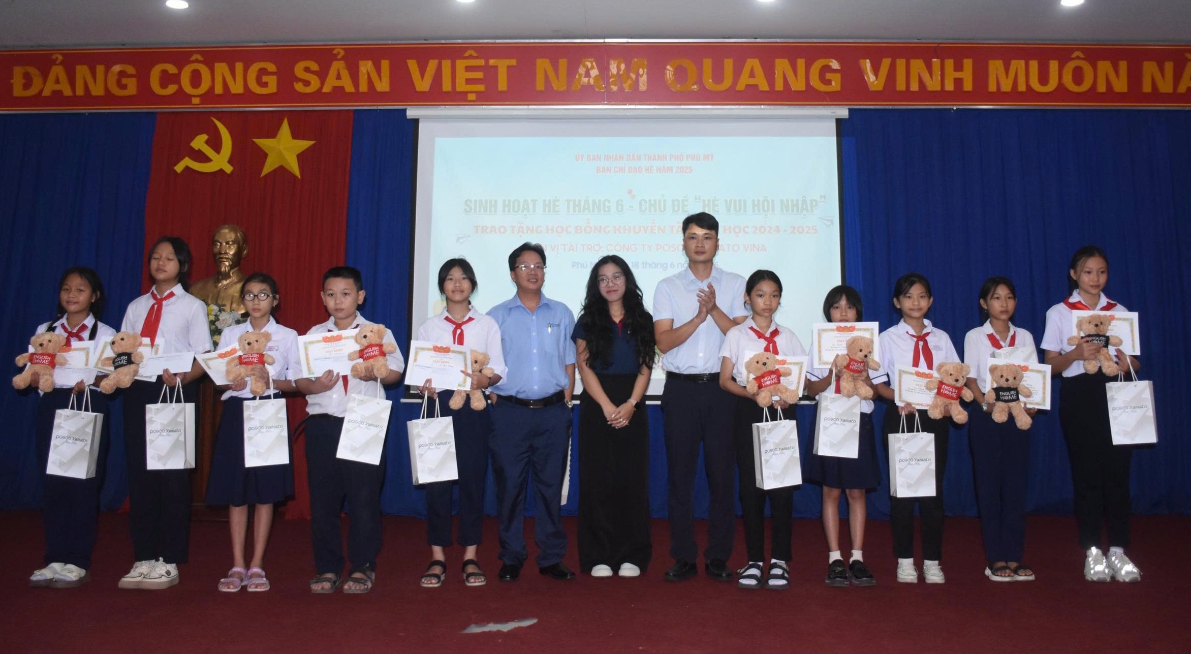 Ban tổ chức trao Giấy khen, học bổng và quà cho thiếu nhi tiêu biểu có hoàn cảnh khó khăn học giỏi.