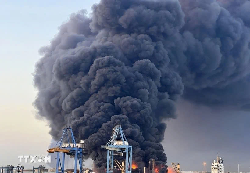 Khói bốc lên sau vụ tấn công tại thành phố Port Sudan, Sudan, ngày 6/5.