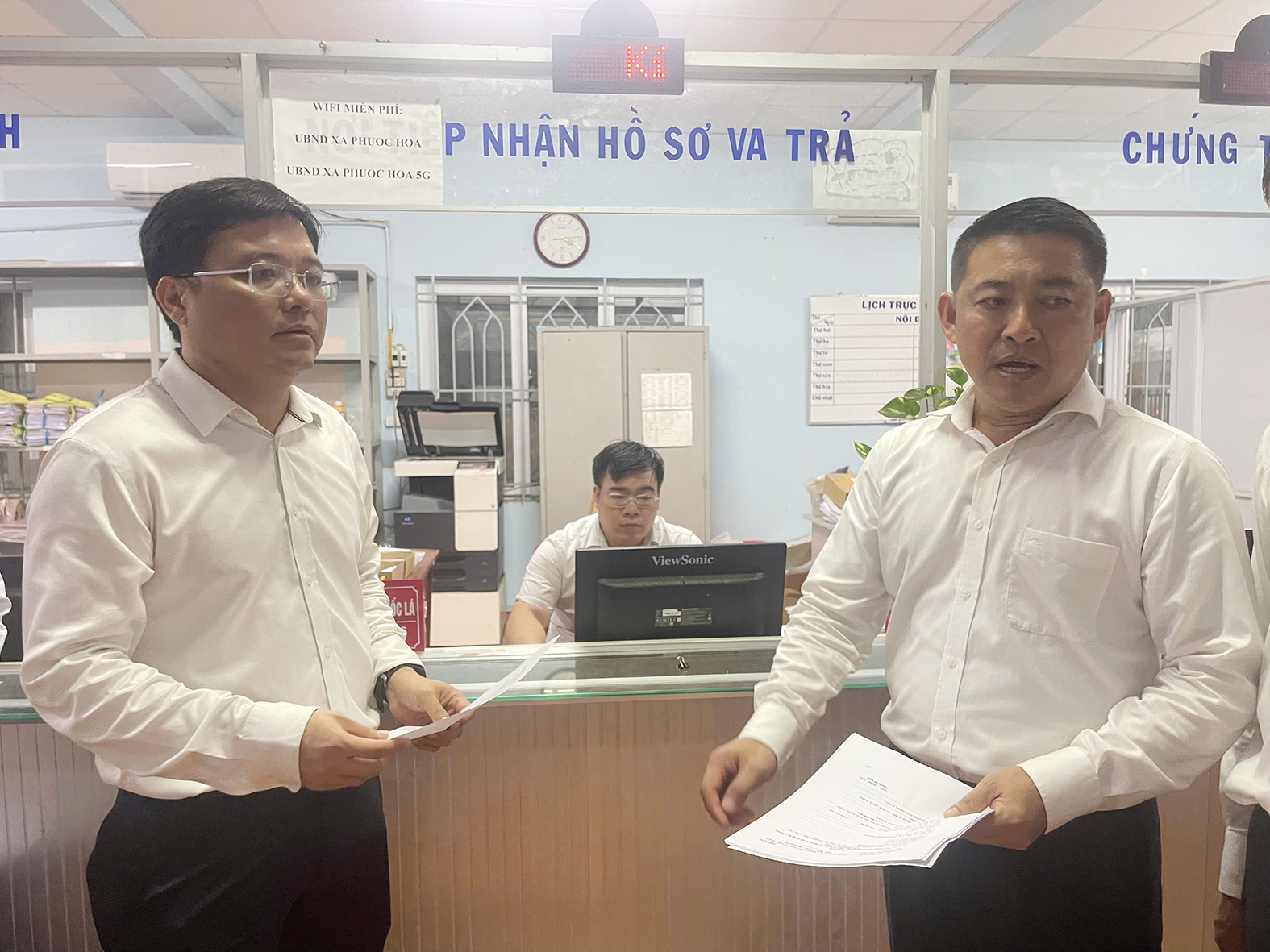 Ban Thường vụ Thành ủy Phú Mỹ khảo sát Trung tâm Phục vụ hành chính công phường Tân Phước mới.