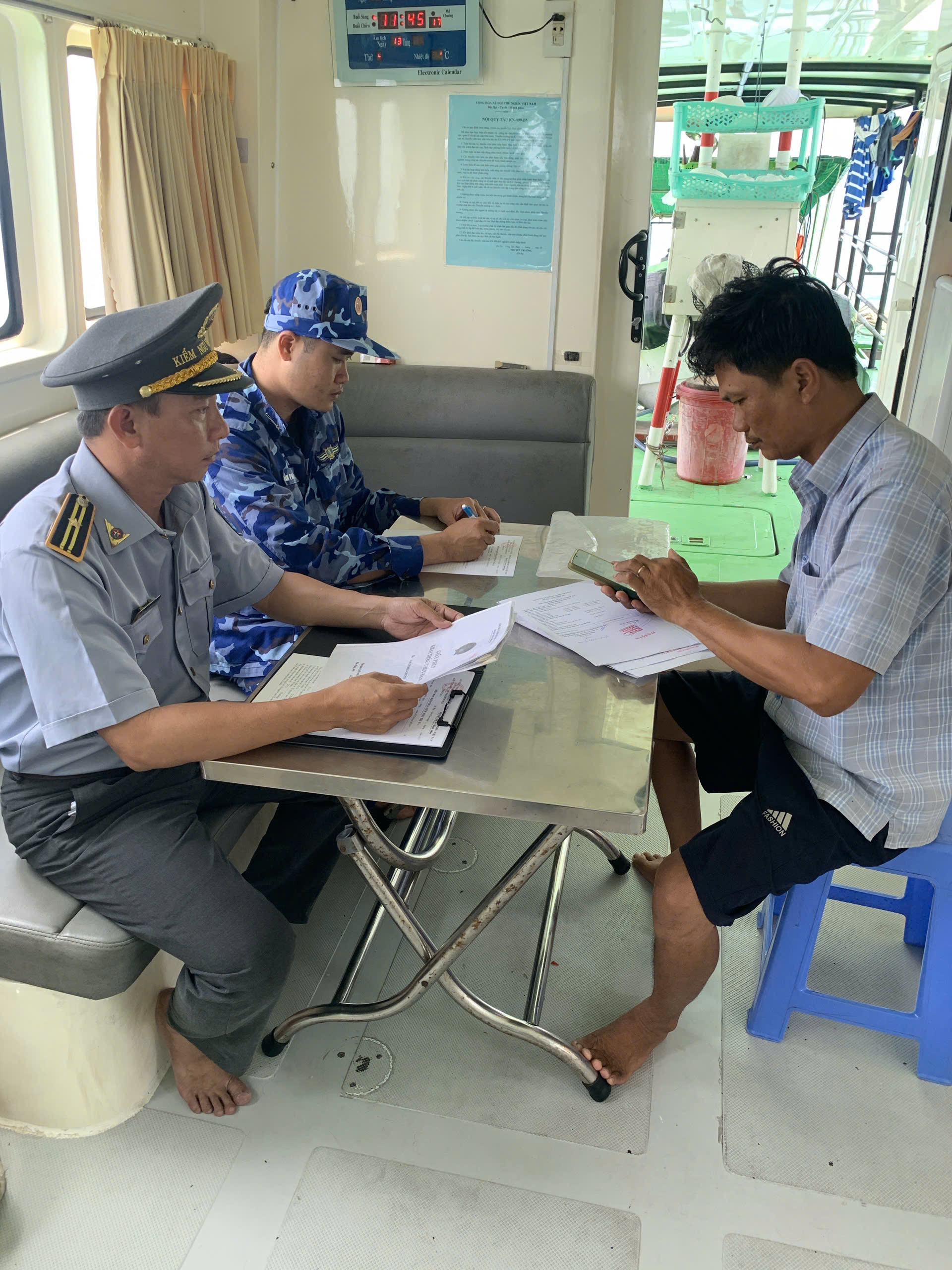 Lực lượng kiểm ngư tỉnh phối hợp cùng cảnh sát biển tuần tra và lập biên bản xử lý vi phạm hành chính tàu cá hoạt động sai vùng đánh bắt.