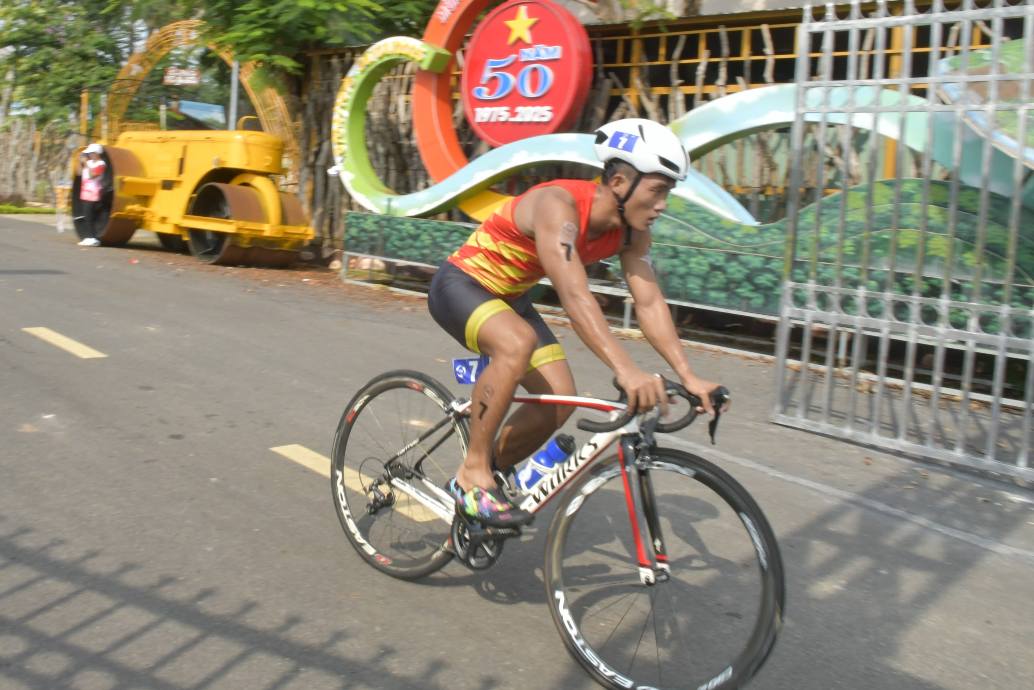 Triathlon là một thể thao kết hợp giữa bơi, đạp xe đạp và chạy bộ.